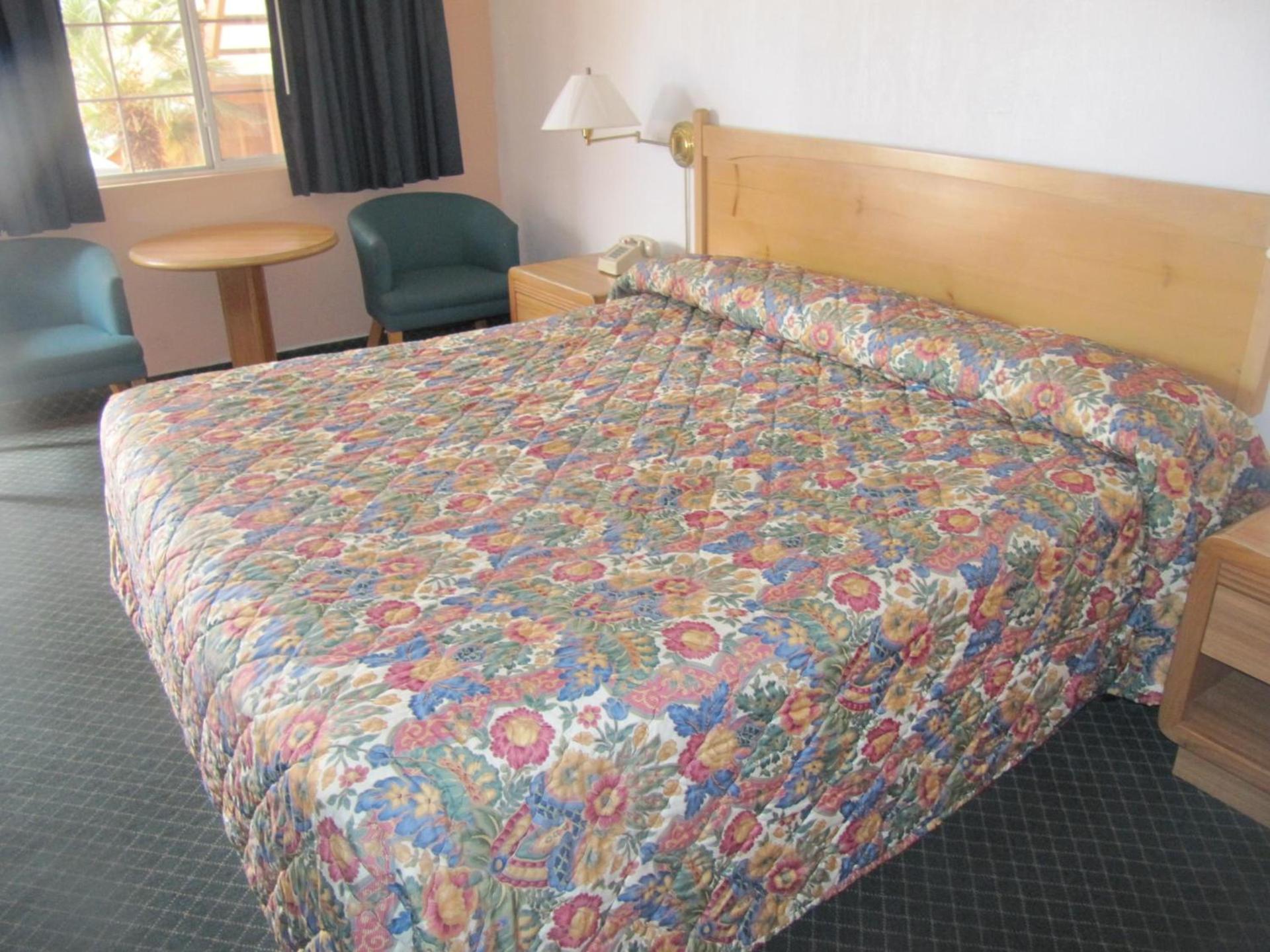 Economy Inn Barstow photo 38