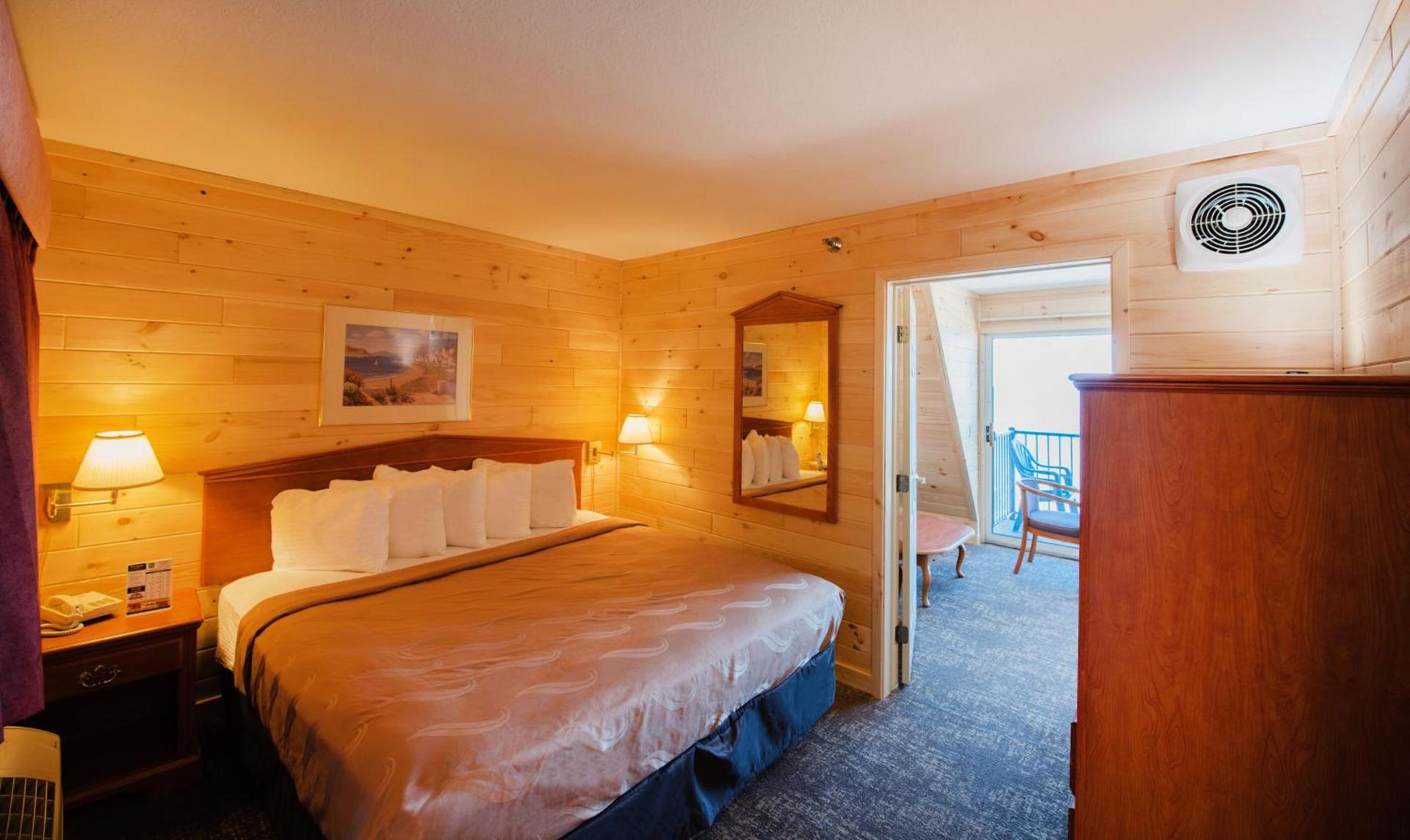 Quality Inn & Suites Mackinaw City Beachfront photo 2