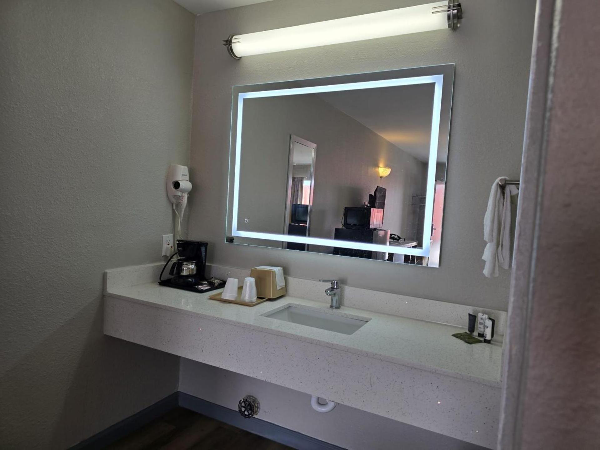 Americas Express Inn South Hill photo 3