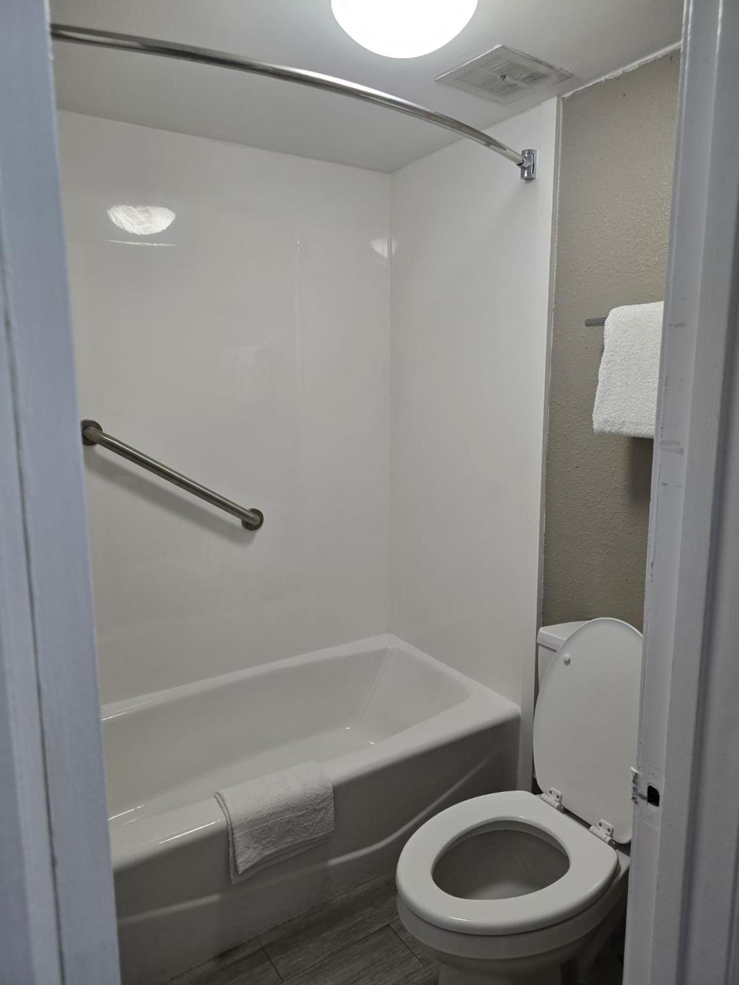 Americas Express Inn South Hill photo 4