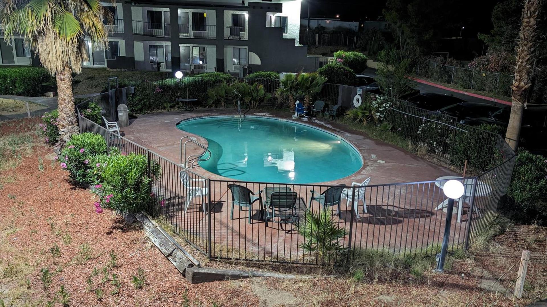 Super 8 by Wyndham Barstow photo 51