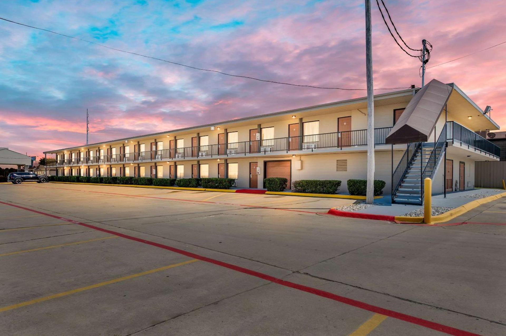 Econo Lodge Texarkana I-30 photo 9