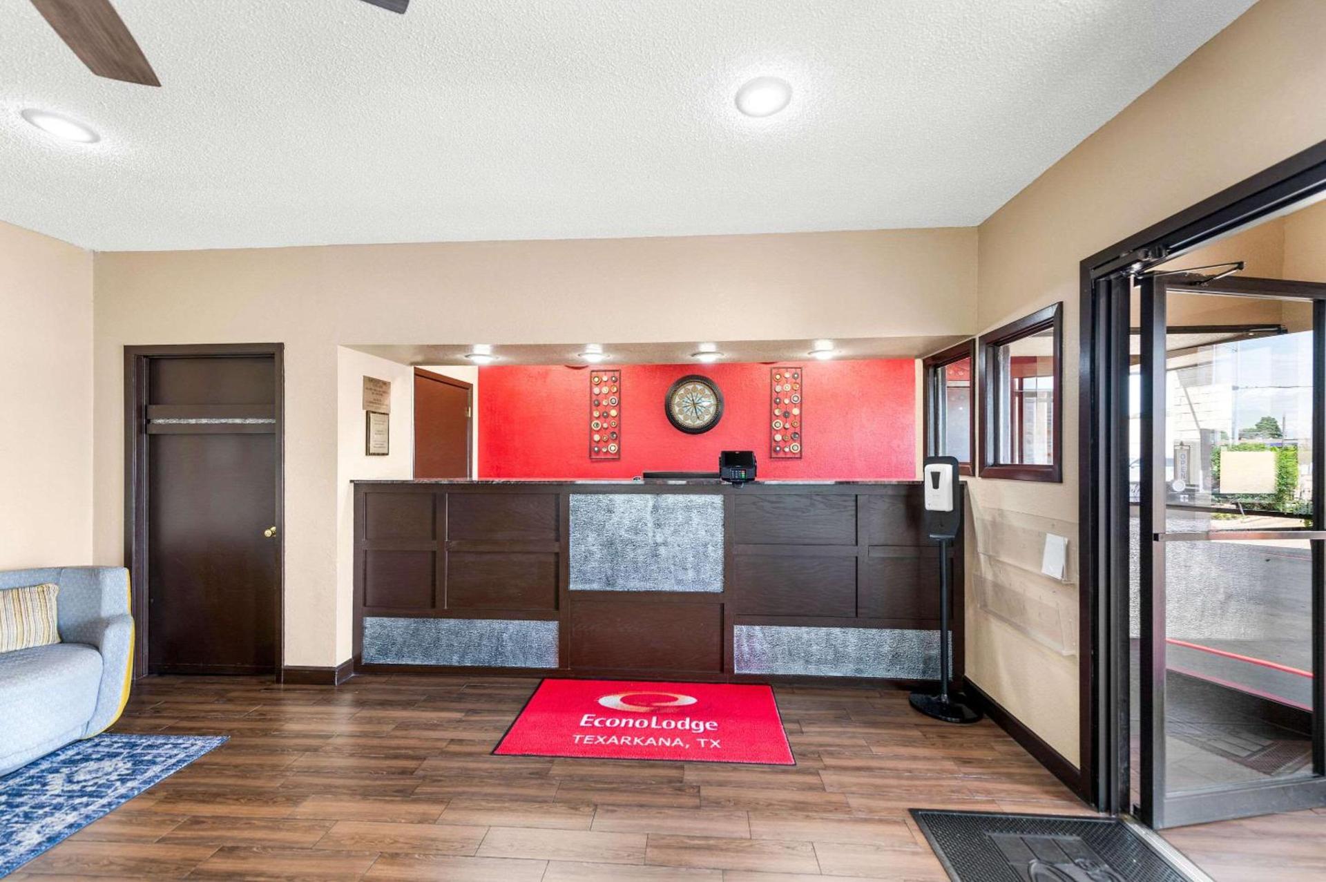 Econo Lodge Texarkana I-30 photo 11
