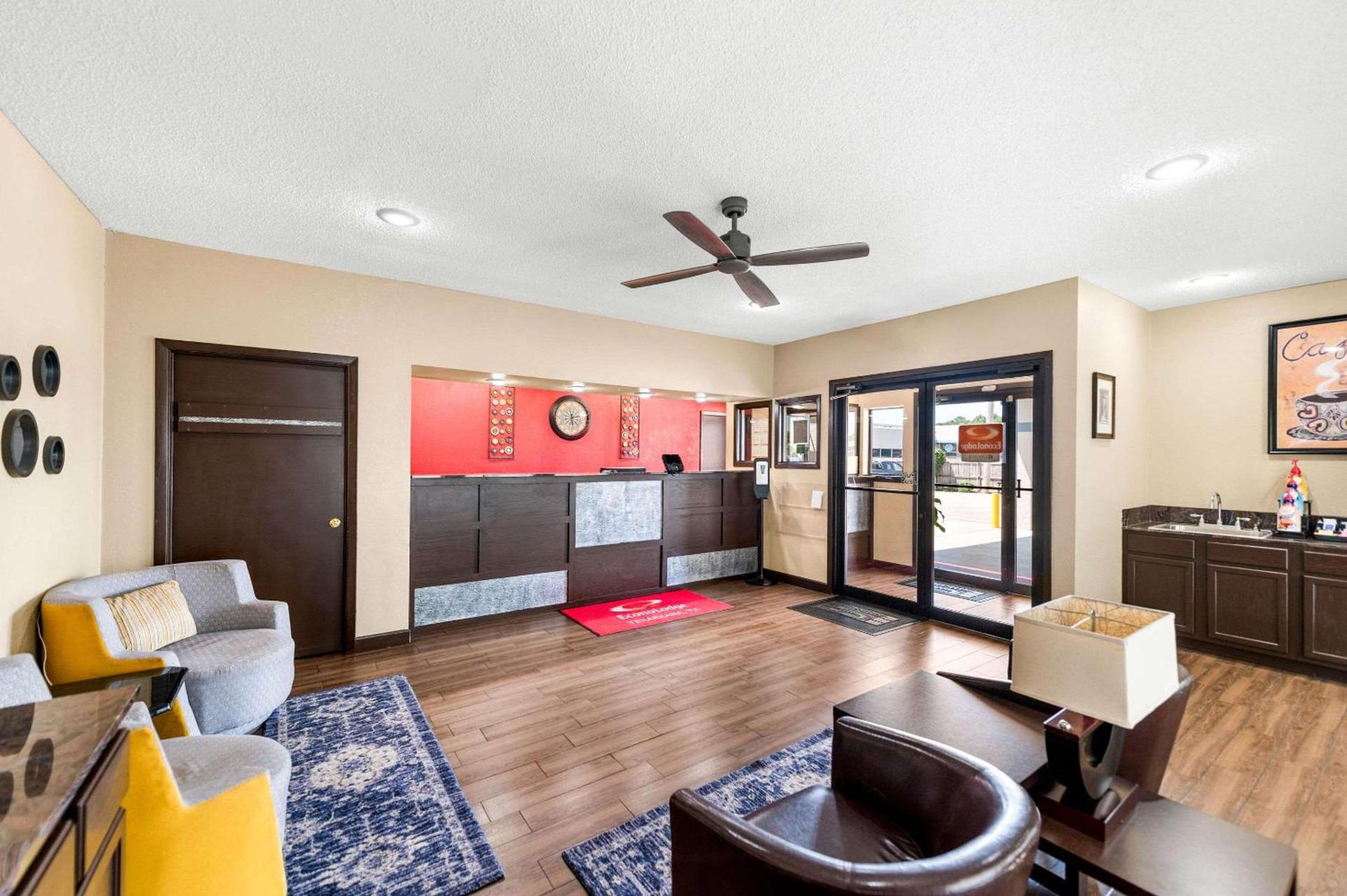 Econo Lodge Texarkana I-30 photo 12