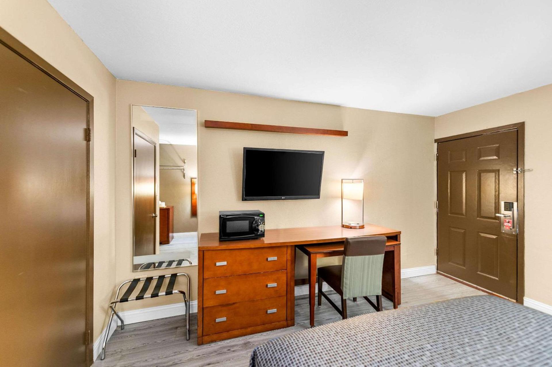 Econo Lodge Texarkana I-30 photo 17