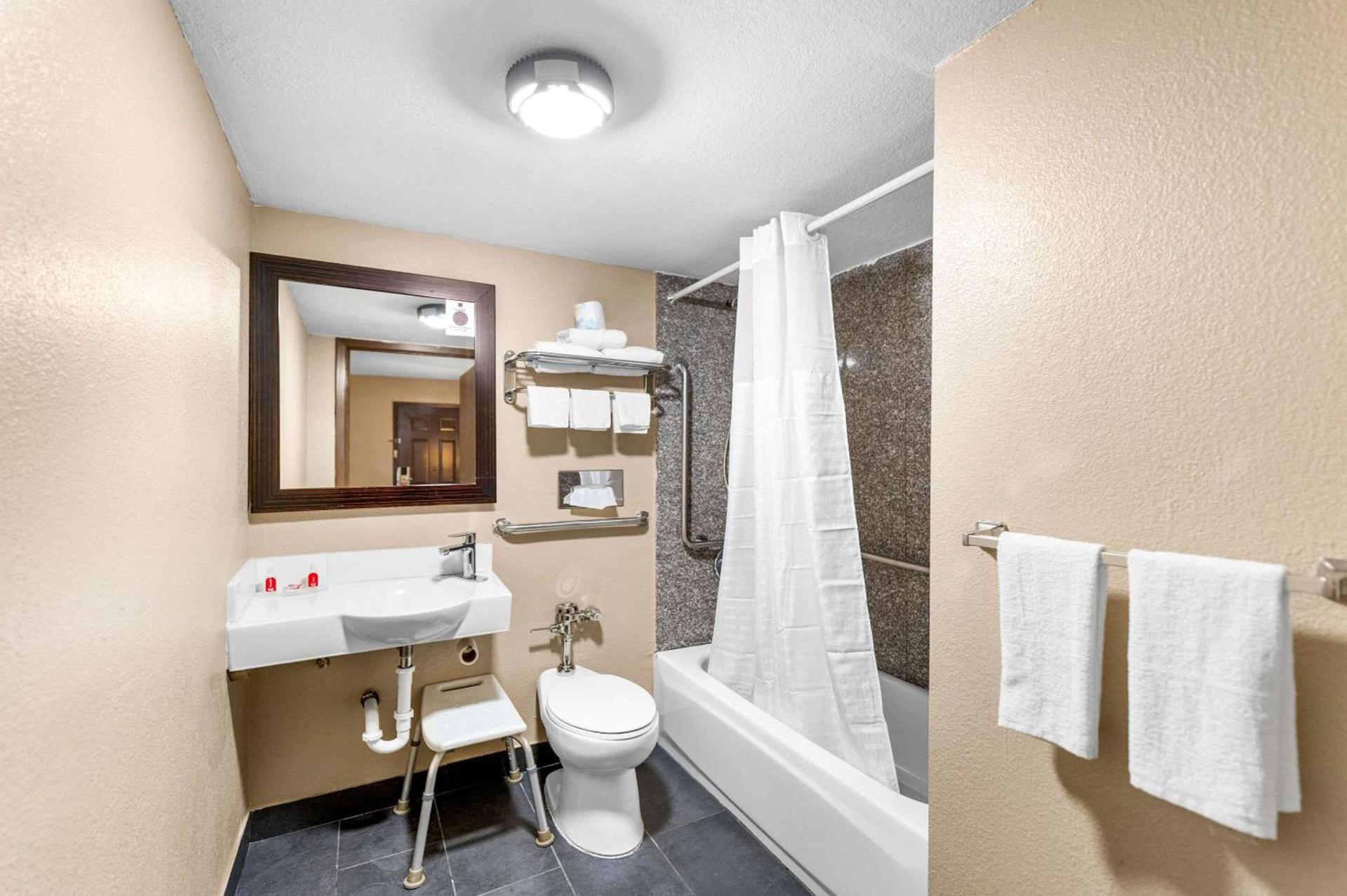 Econo Lodge Texarkana I-30 photo 18