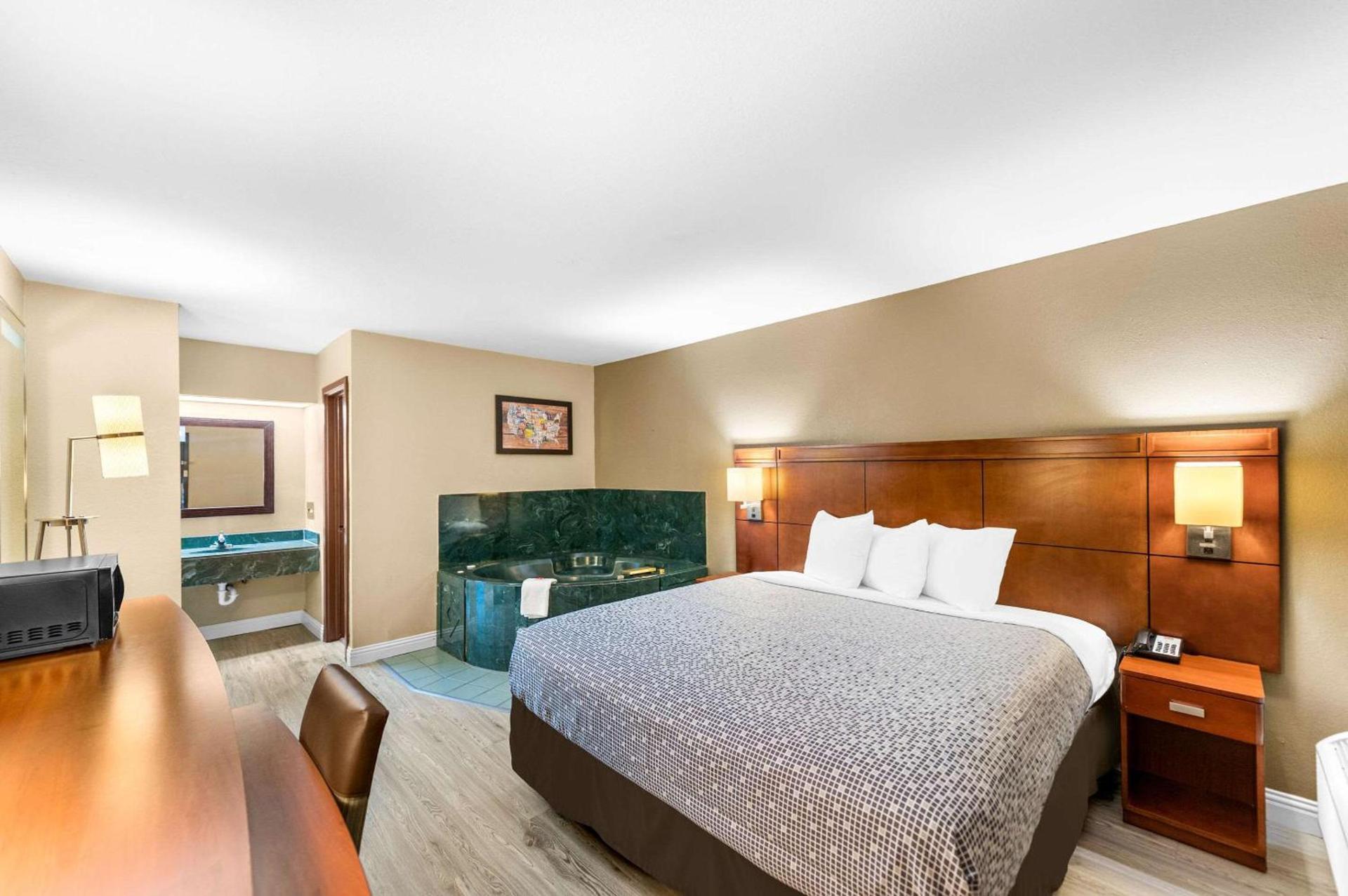 Econo Lodge Texarkana I-30 photo 19