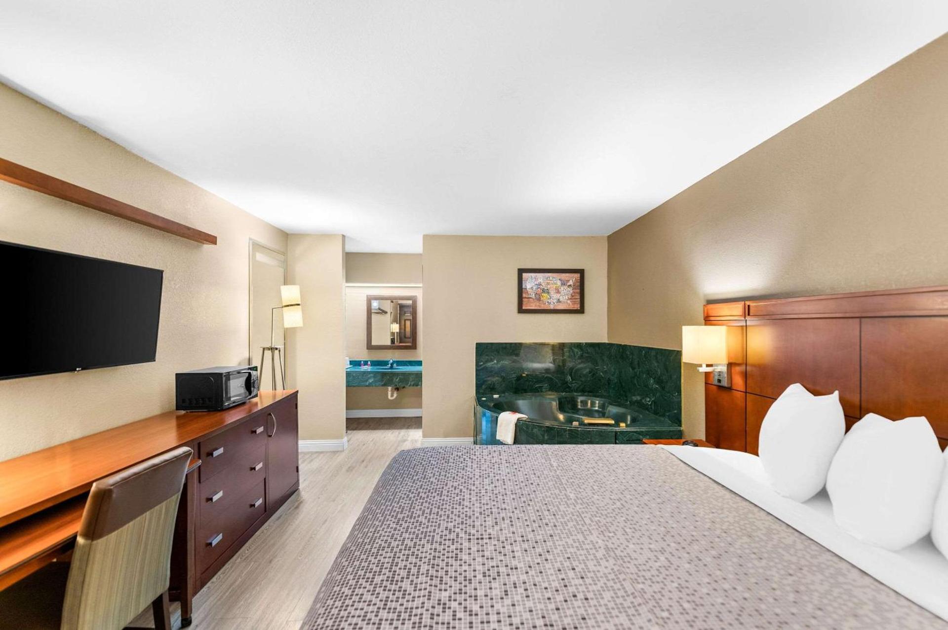 Econo Lodge Texarkana I-30 photo 20