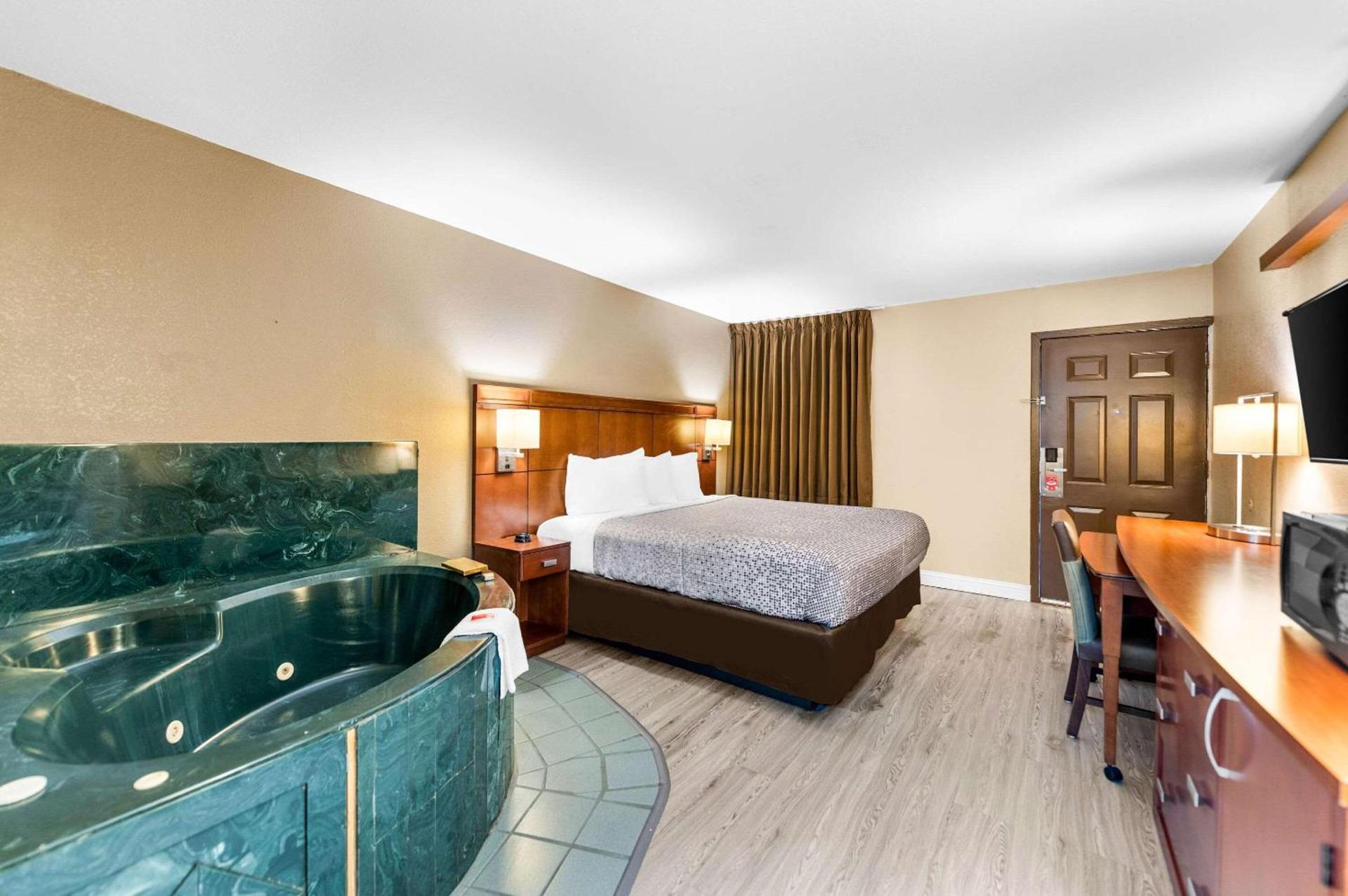 Econo Lodge Texarkana I-30 photo 22