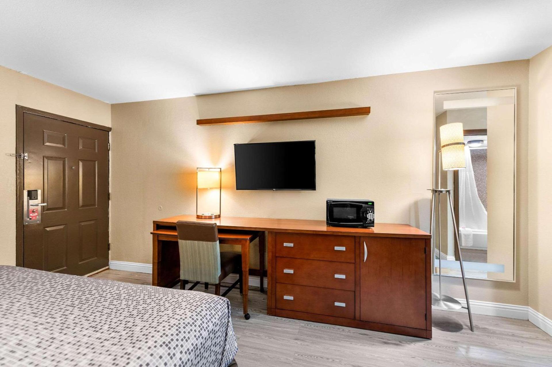 Econo Lodge Texarkana I-30 photo 23