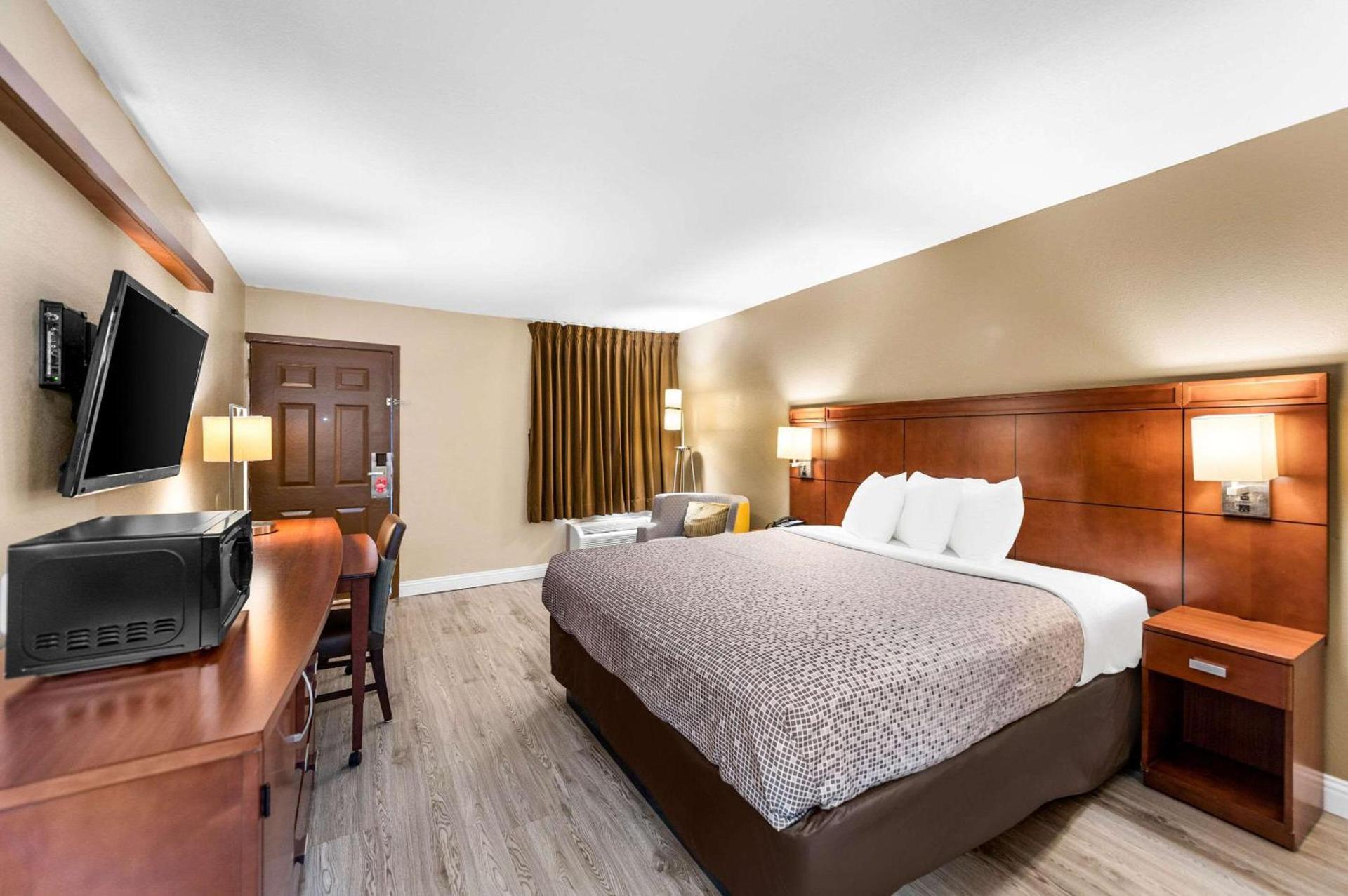Econo Lodge Texarkana I-30 photo 25