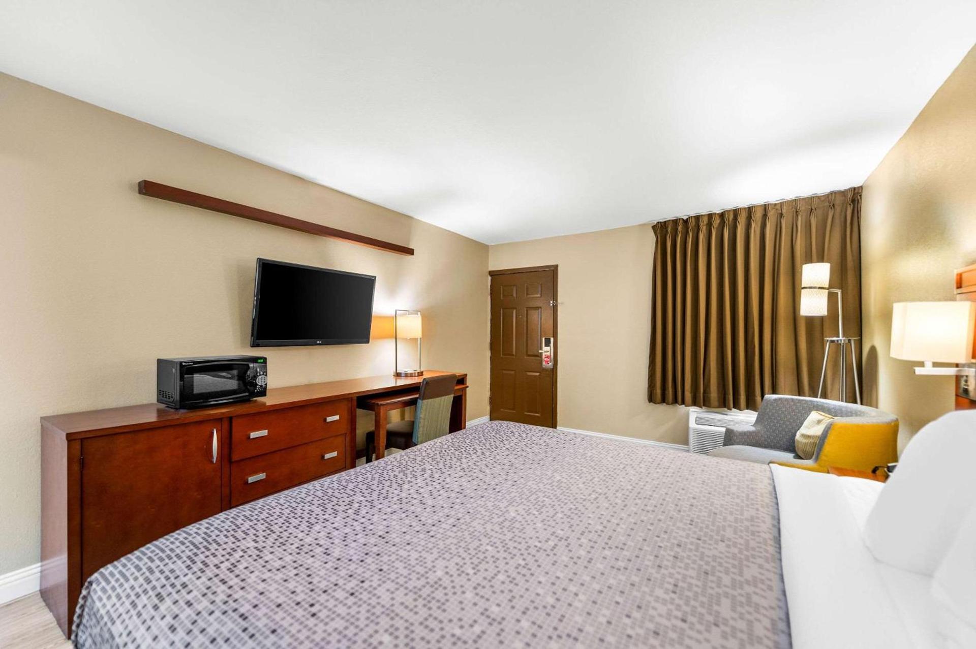 Econo Lodge Texarkana I-30 photo 26