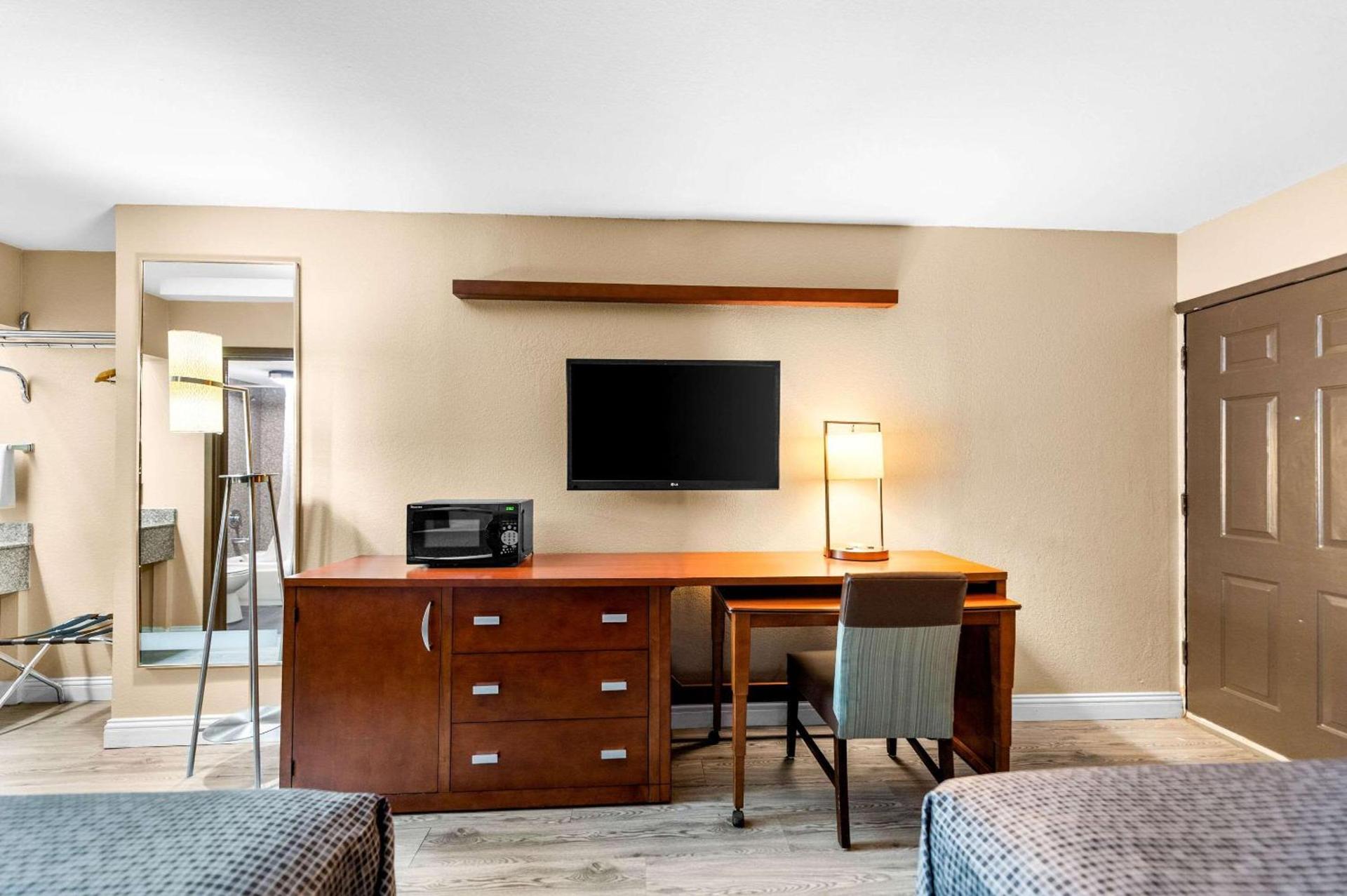 Econo Lodge Texarkana I-30 photo 29