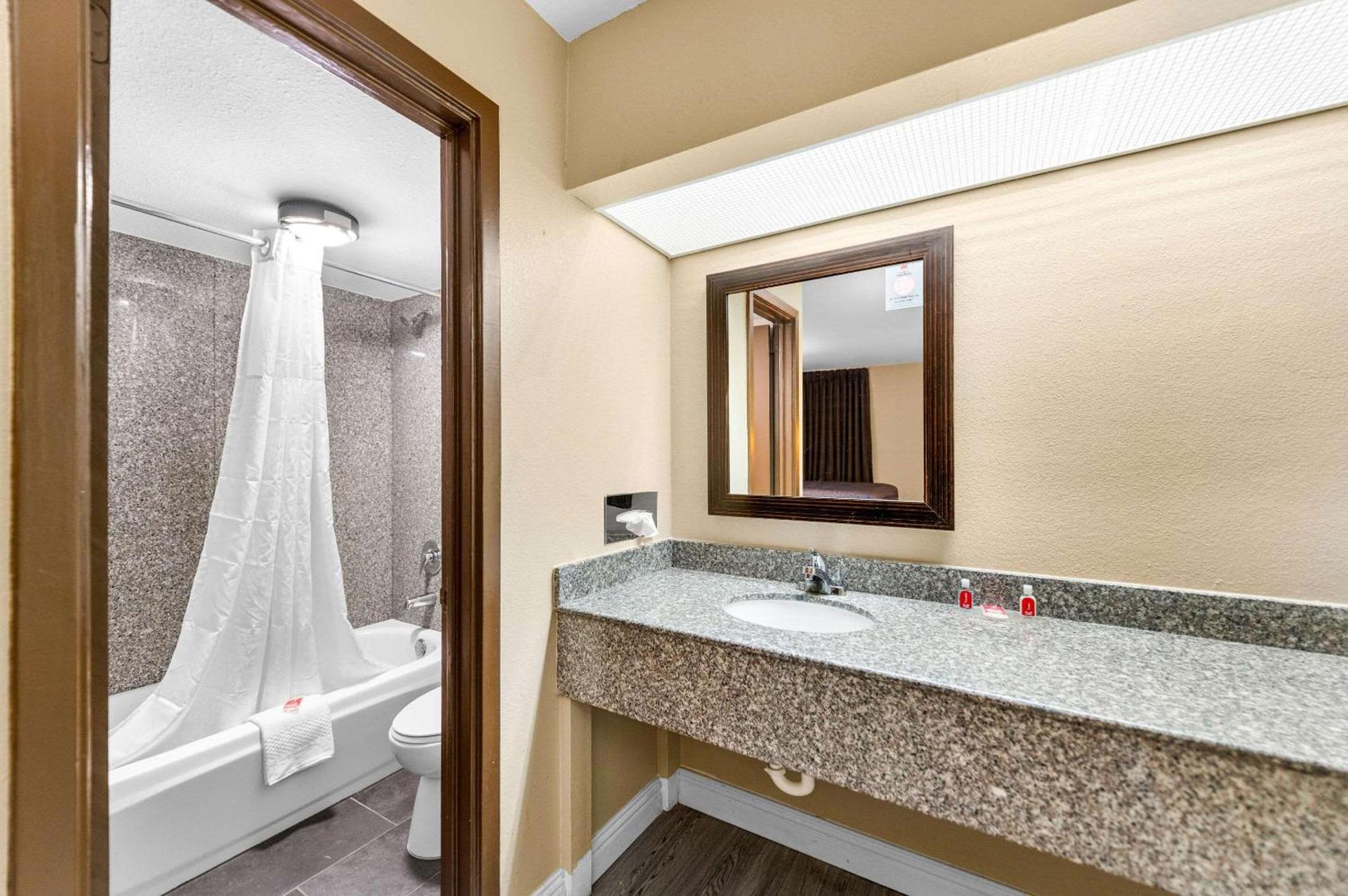 Econo Lodge Texarkana I-30 photo 31