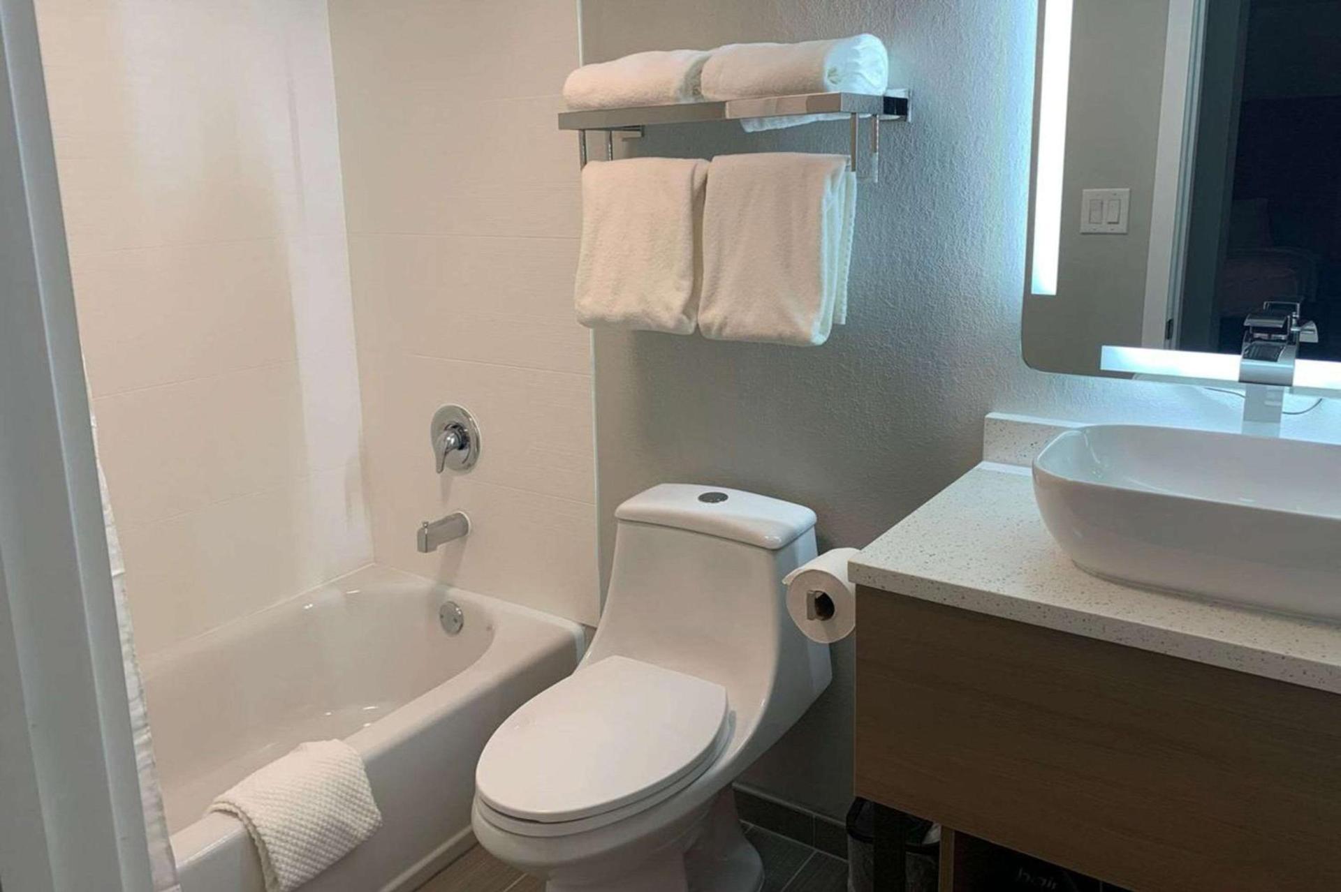 MainStay Suites Springfield South - Battlefield Rd photo 17