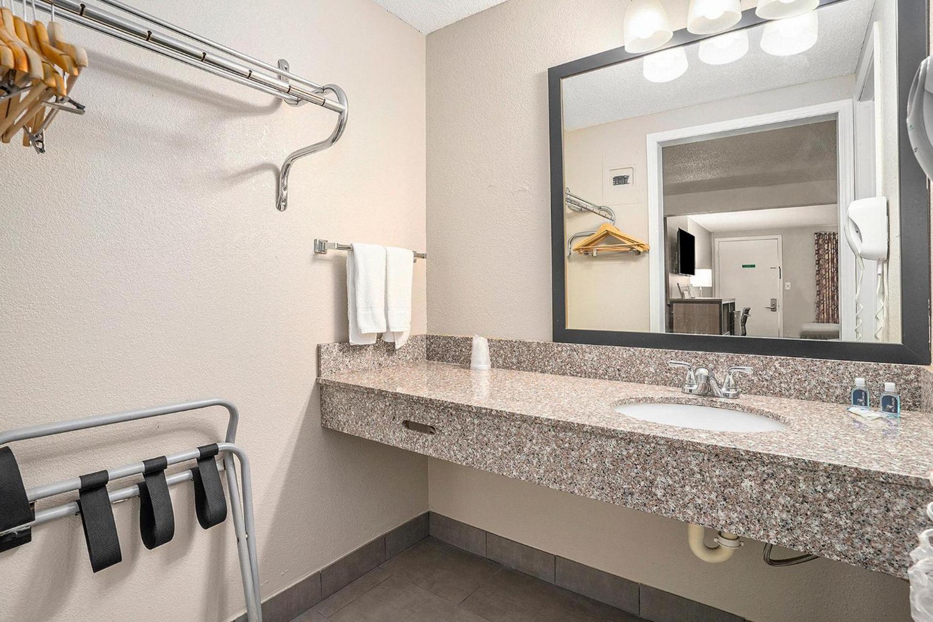 Rodeway Inn Grand Haven photo 56
