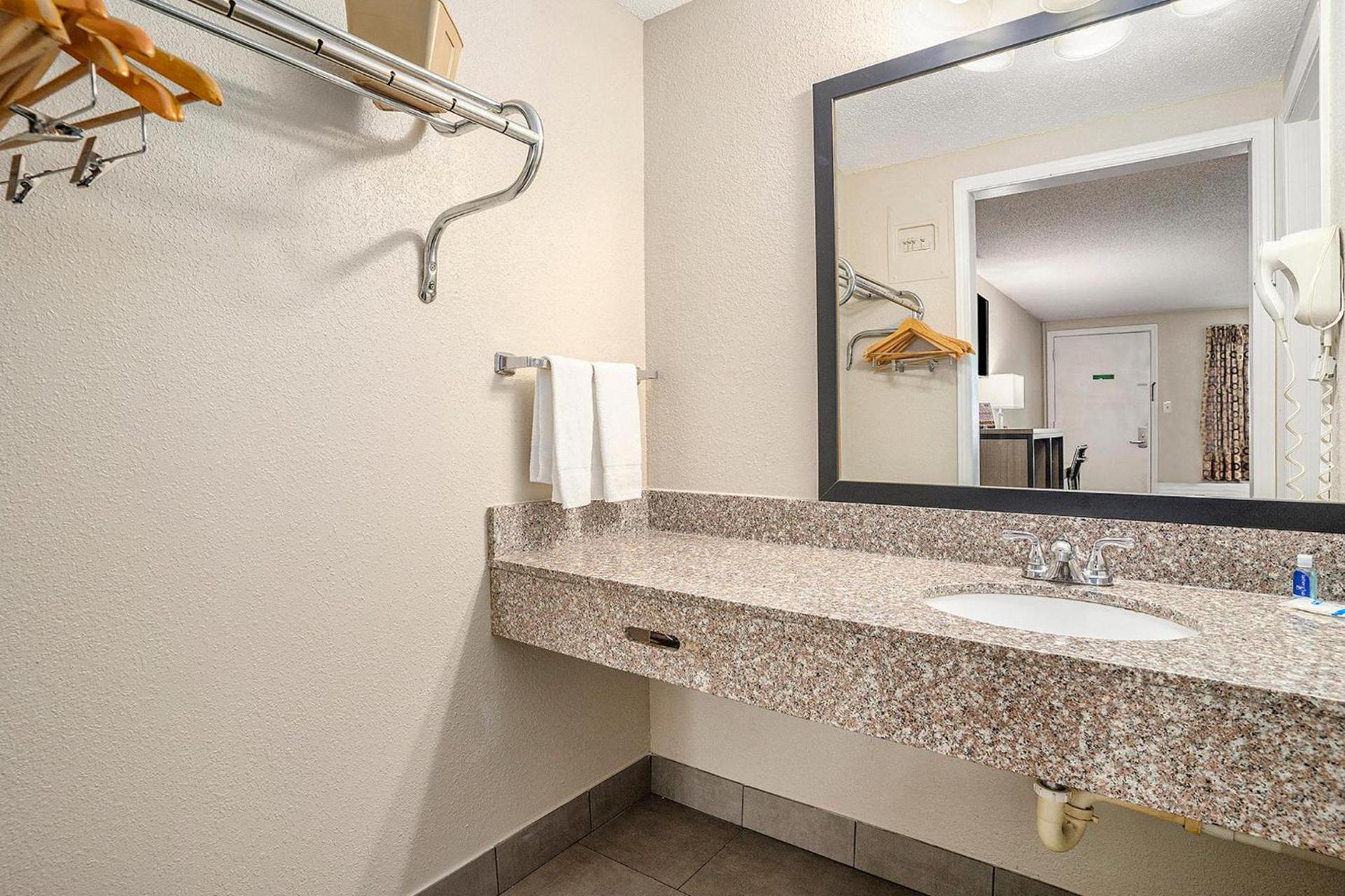 Rodeway Inn Grand Haven photo 61