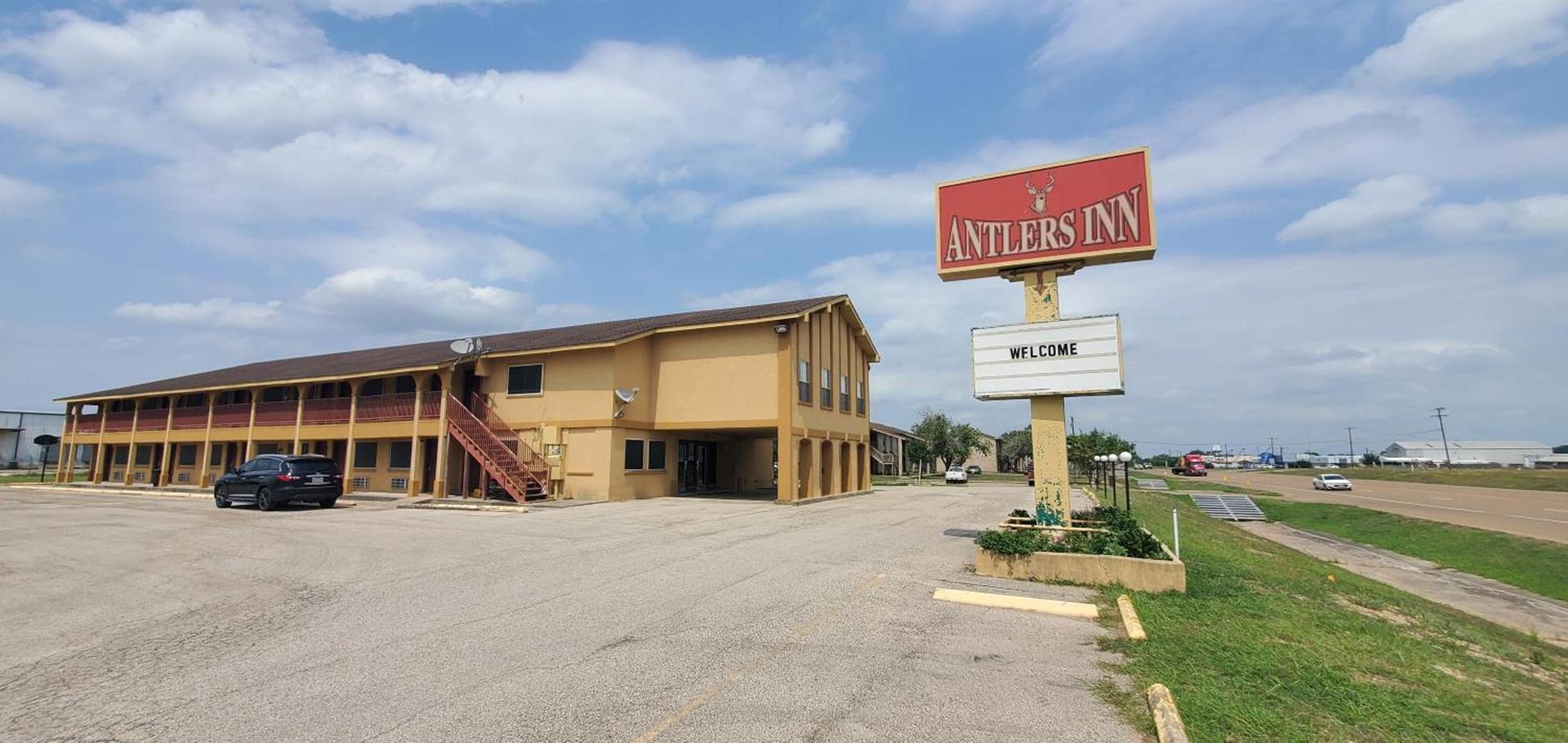 Antlers Inn — hotel in Cuero