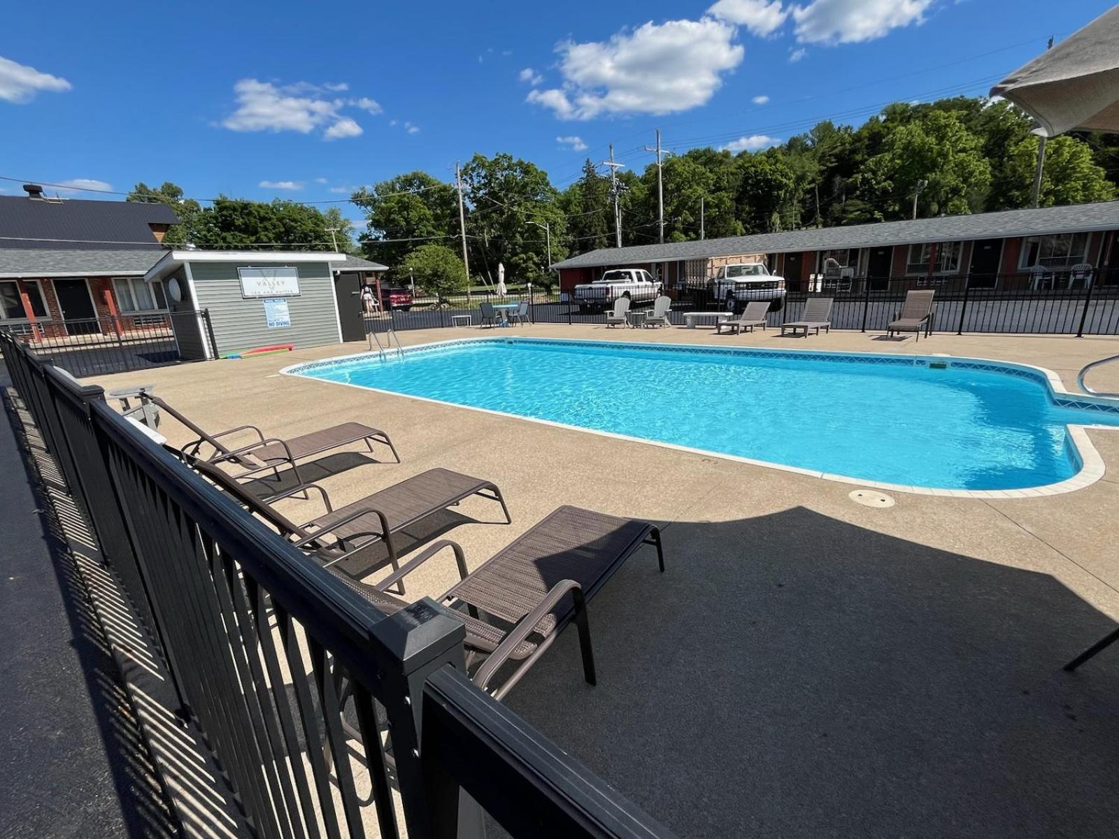 Valley Inn and Suites photo 2