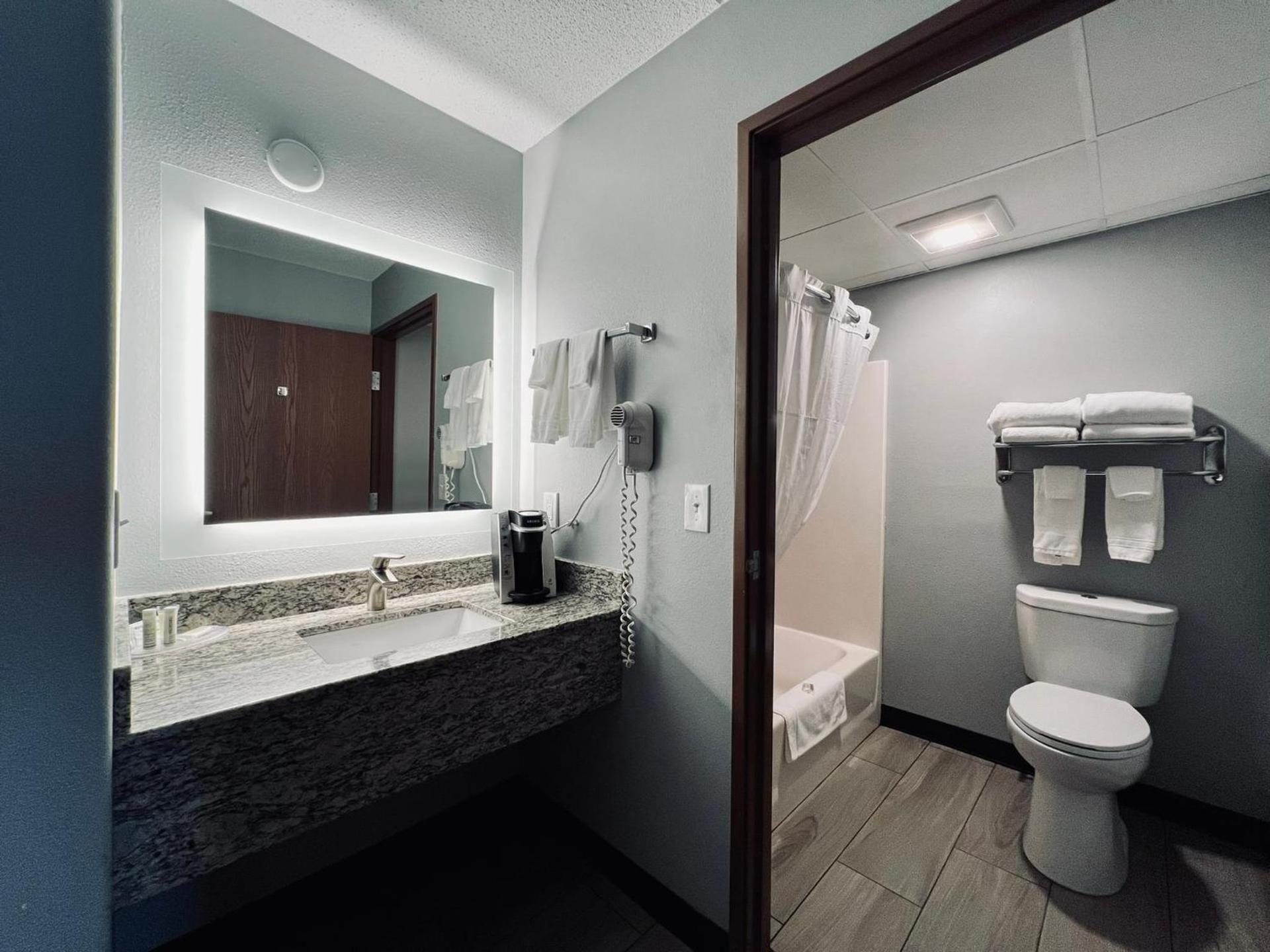 AmericInn by Wyndham Beaver Dam photo 9