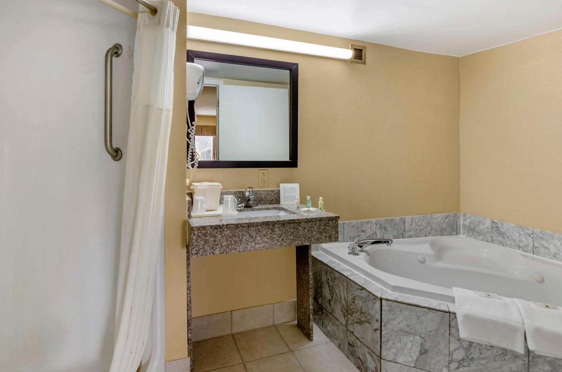 Quality Inn Hillsville photo 18