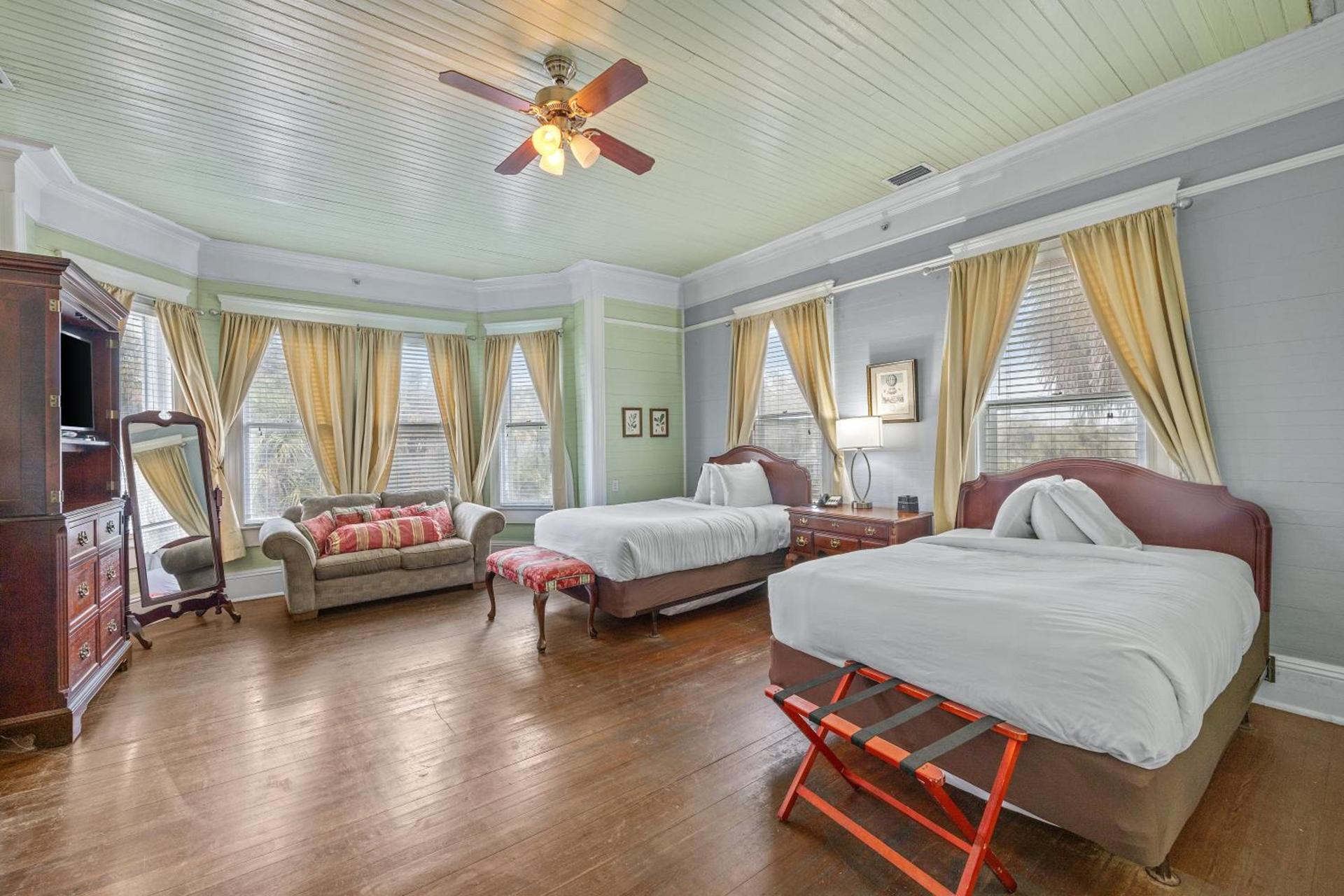 Coombs Inn & Suites photo 18
