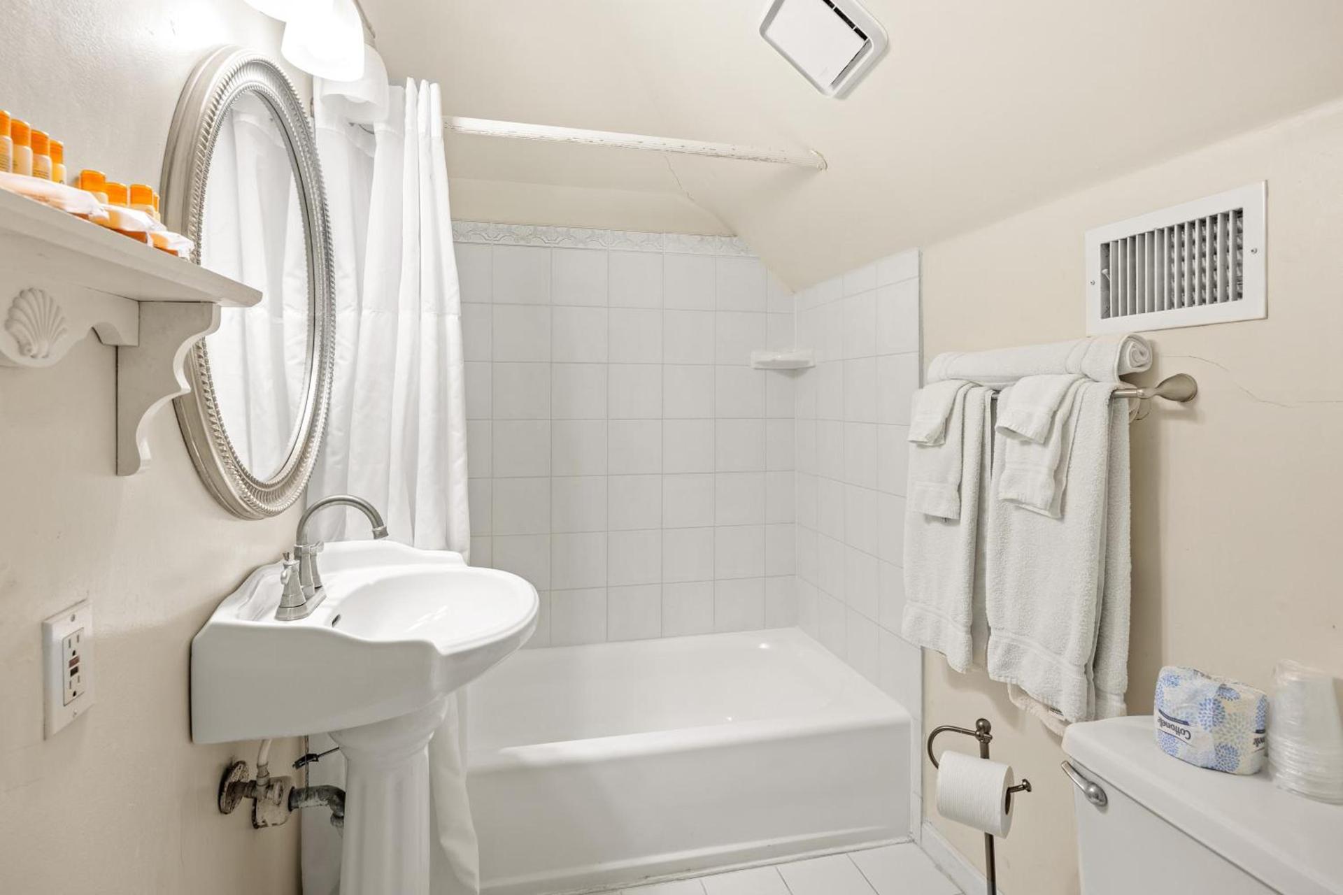 Coombs Inn & Suites photo 51