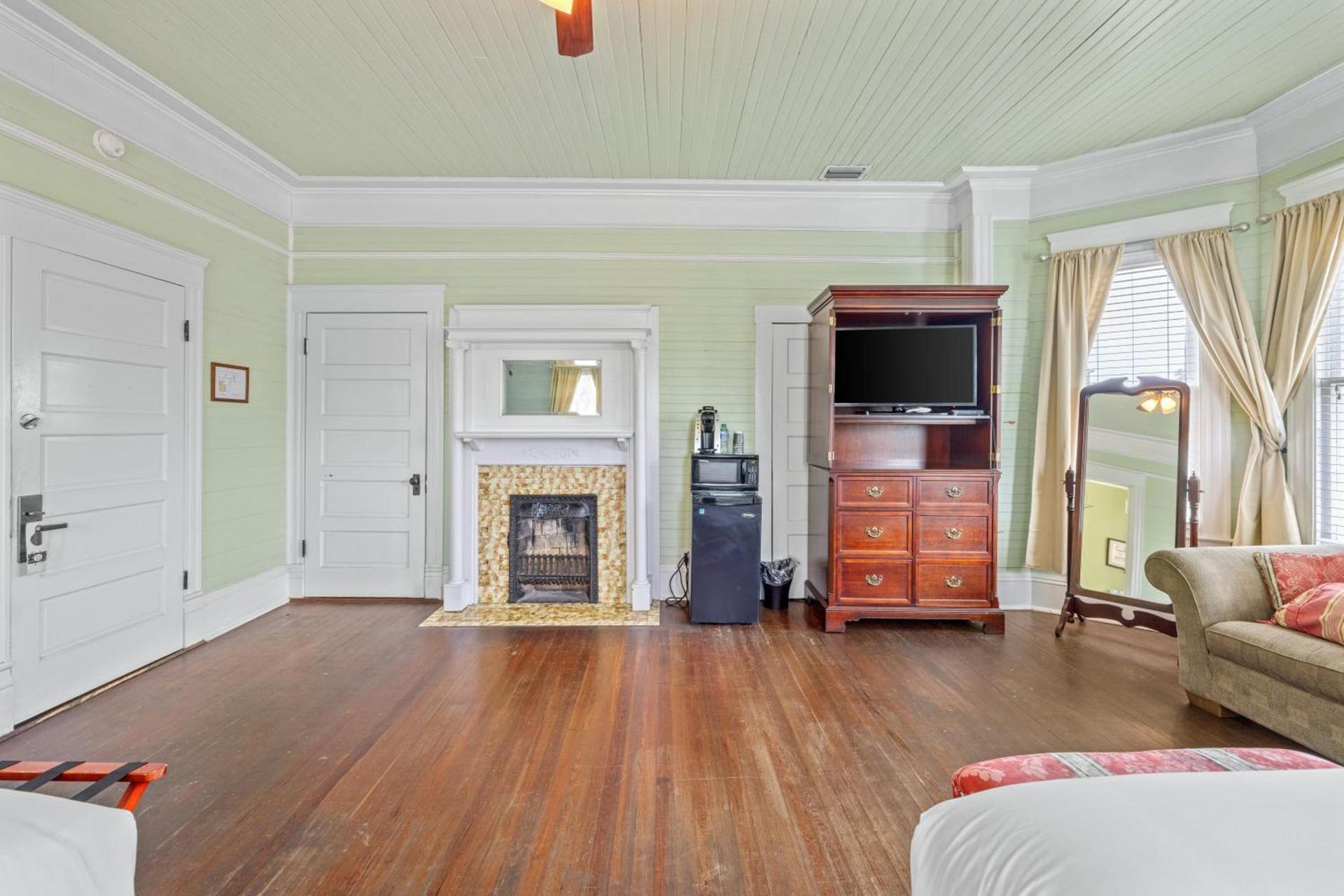 Coombs Inn & Suites photo 55