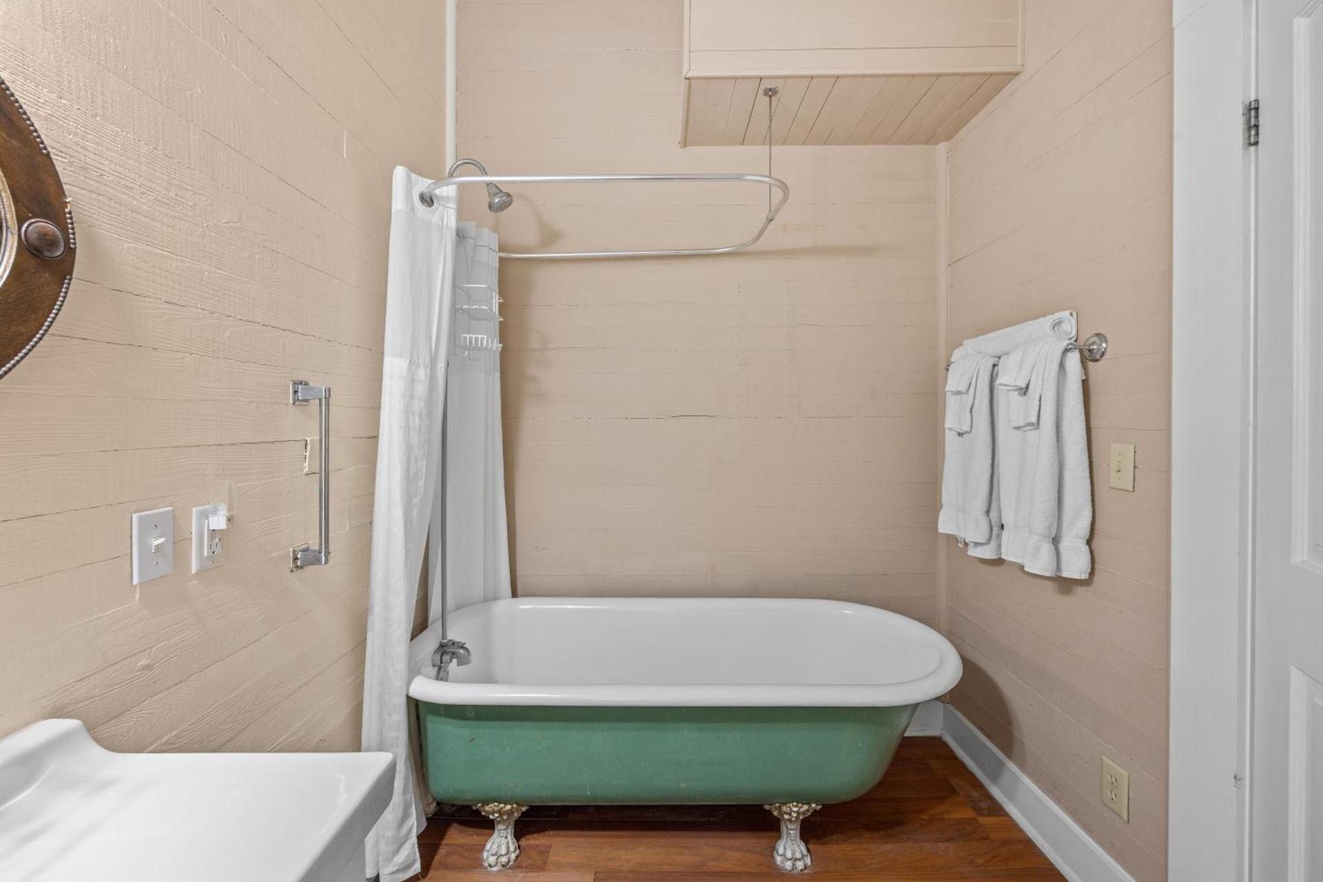 Coombs Inn & Suites photo 58