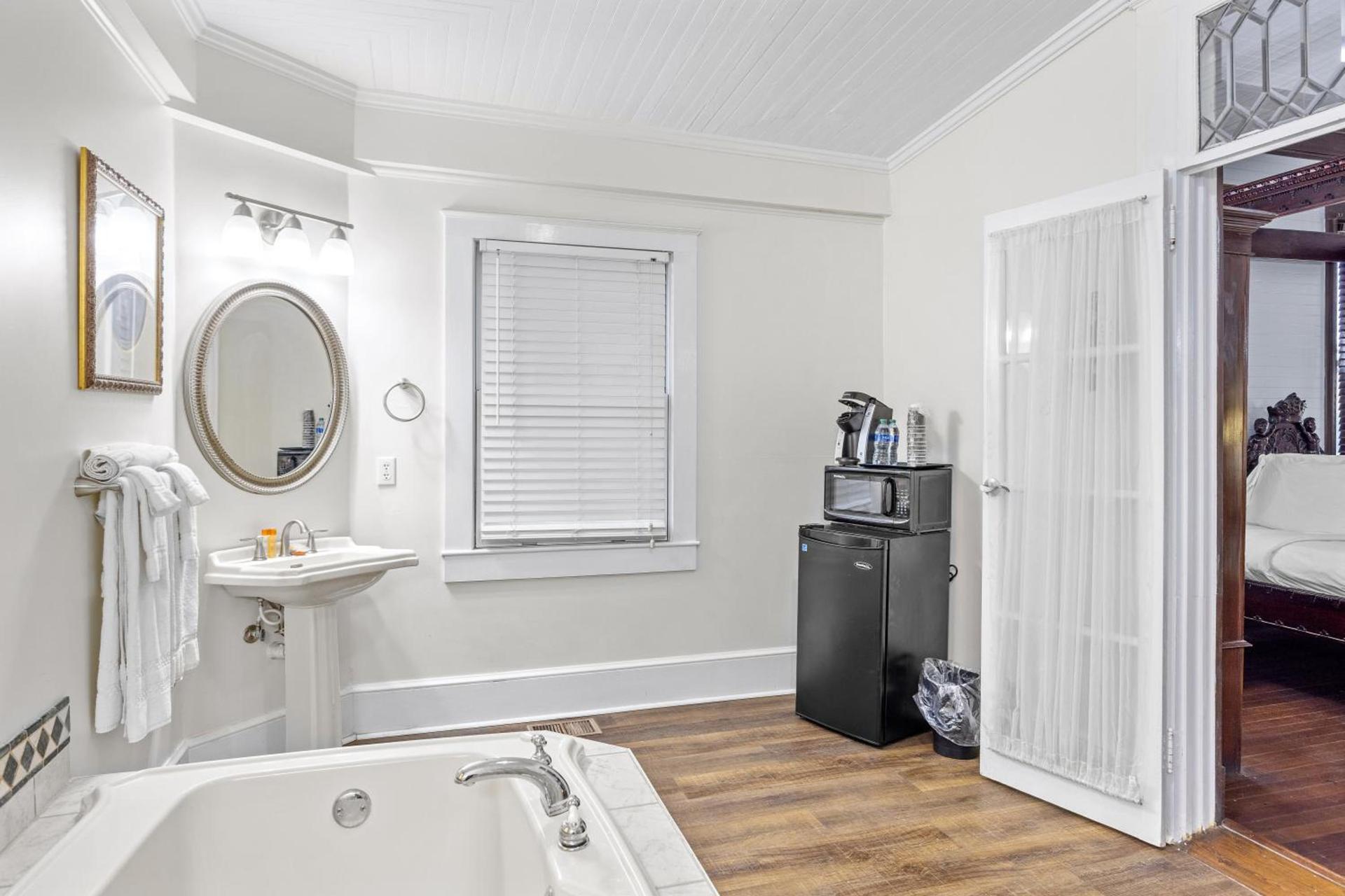 Coombs Inn & Suites photo 60