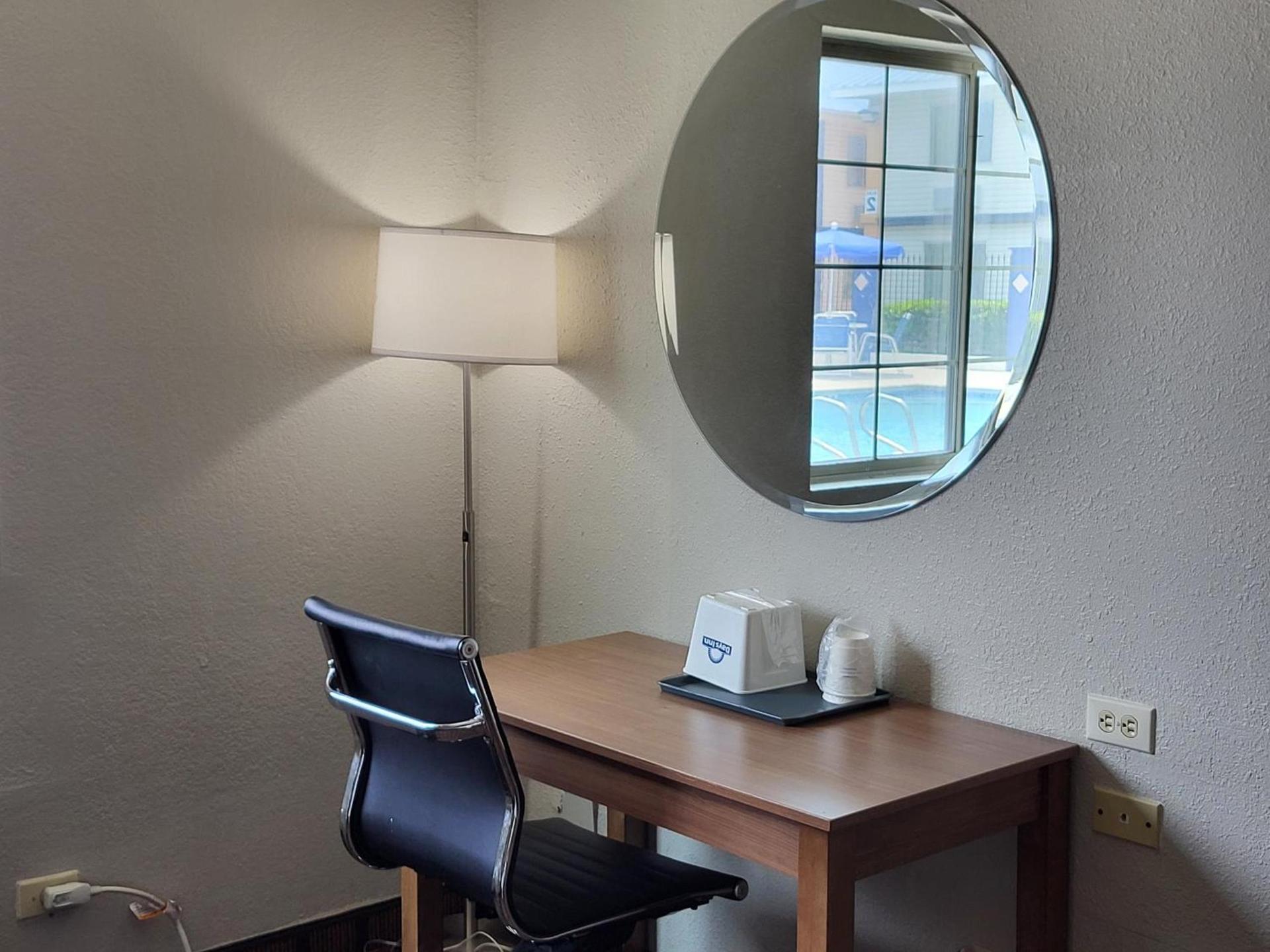 Days Inn & Suites by Wyndham Laredo photo 32