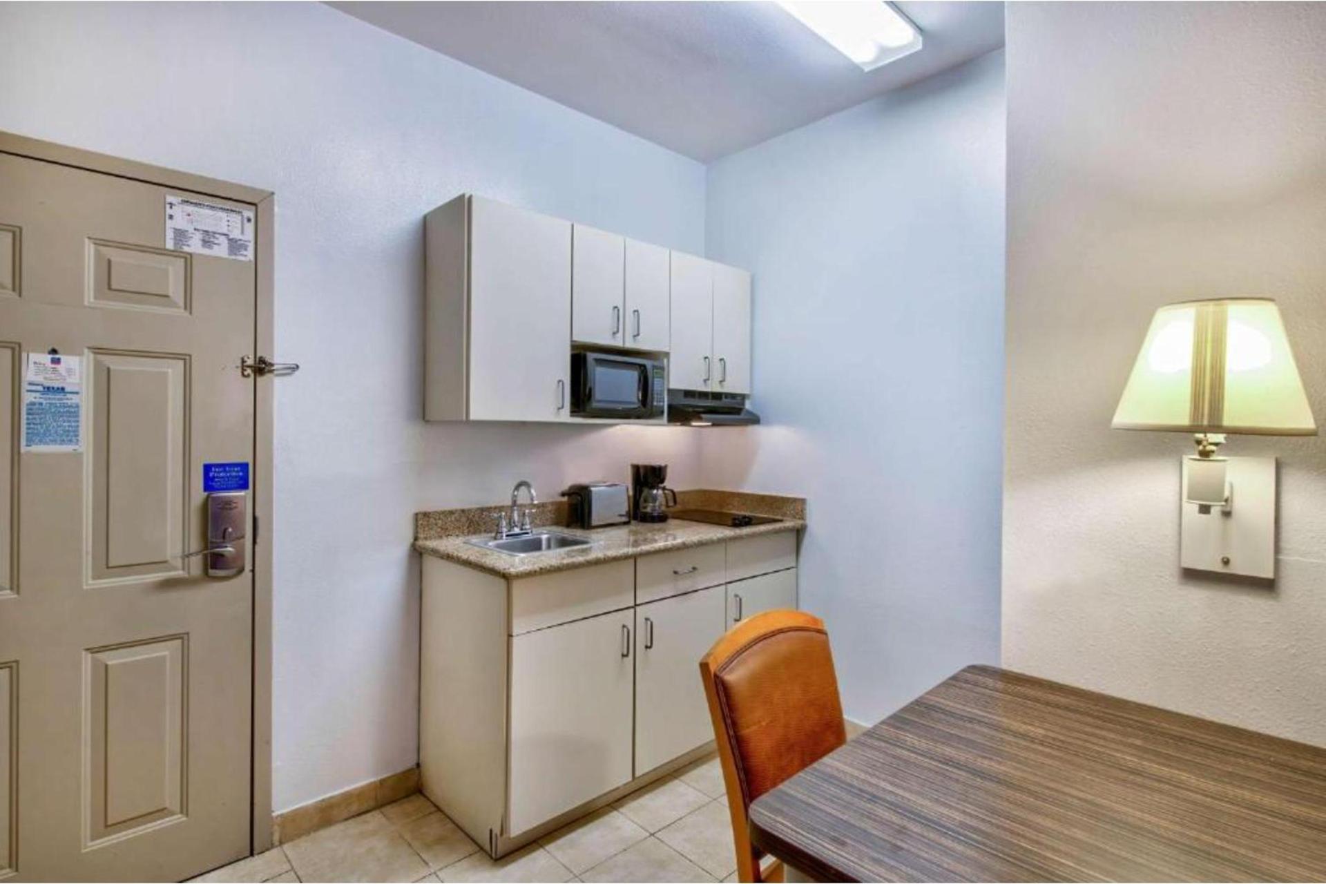OYO Townhouse Beaumont Medical Center Area I-10 photo 21