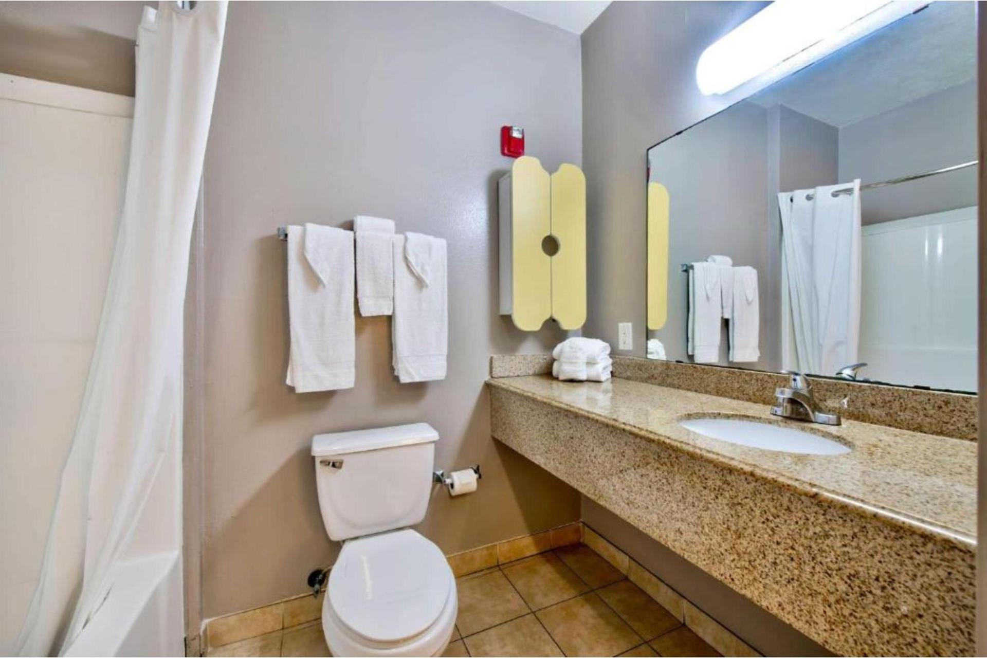 OYO Townhouse Beaumont Medical Center Area I-10 photo 20