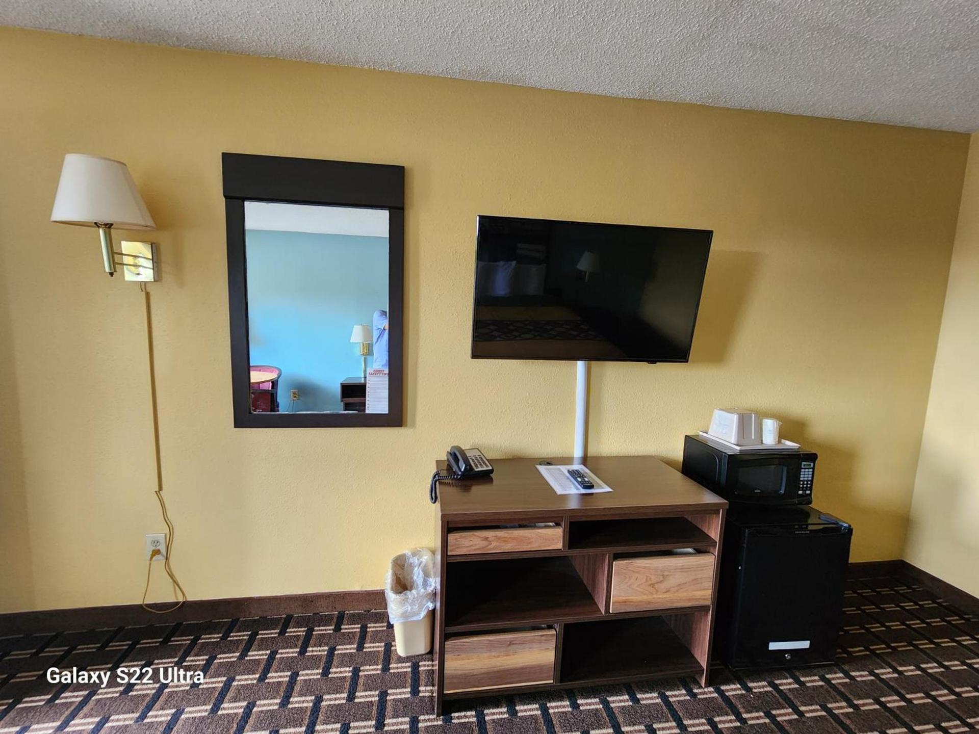 Super 8 by Wyndham Newcomerstown photo 64