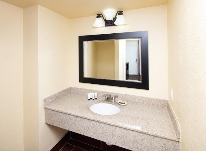 GuestPlace Inn & Suites photo 2