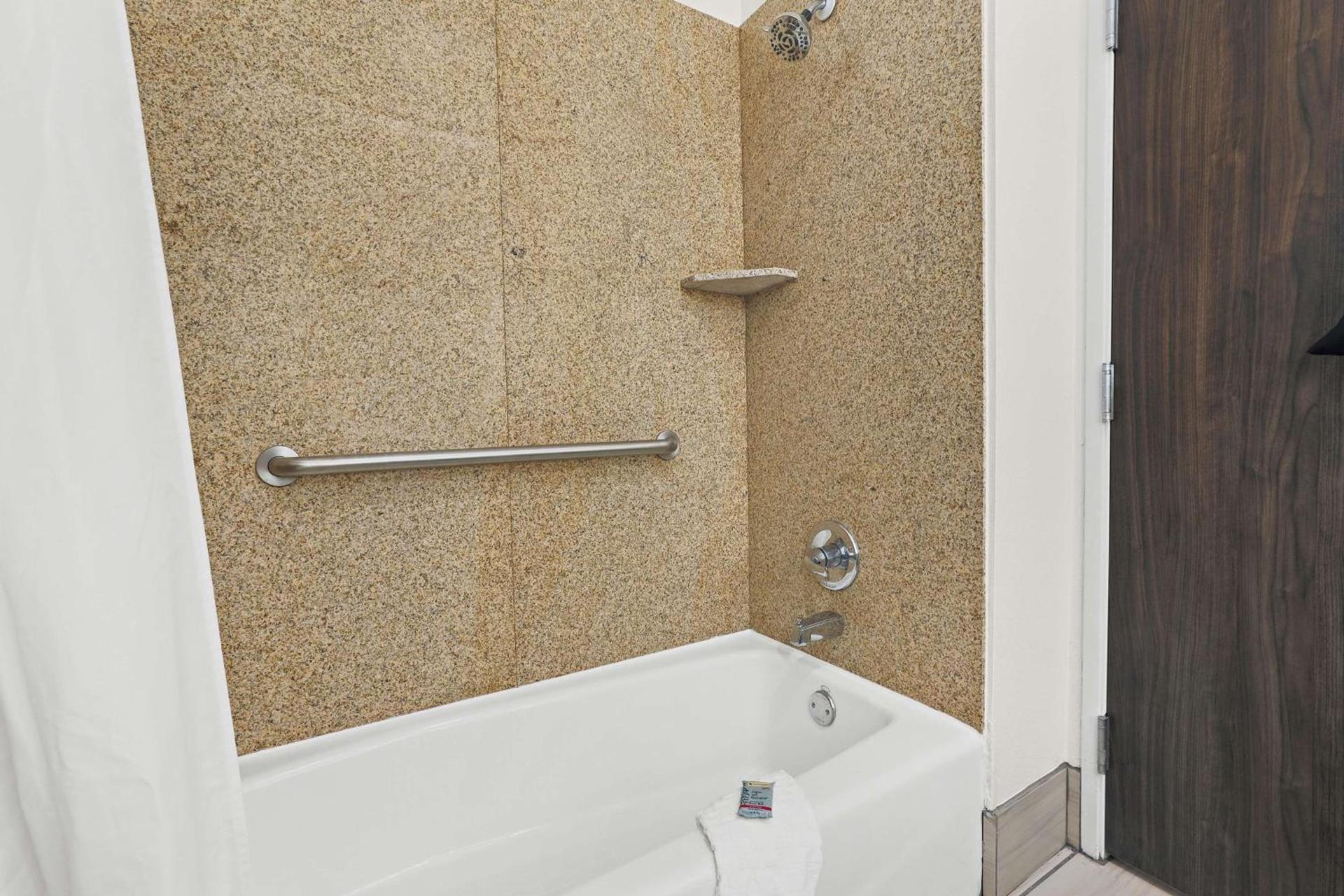 Best Western Iowa - Lake Charles East photo 23