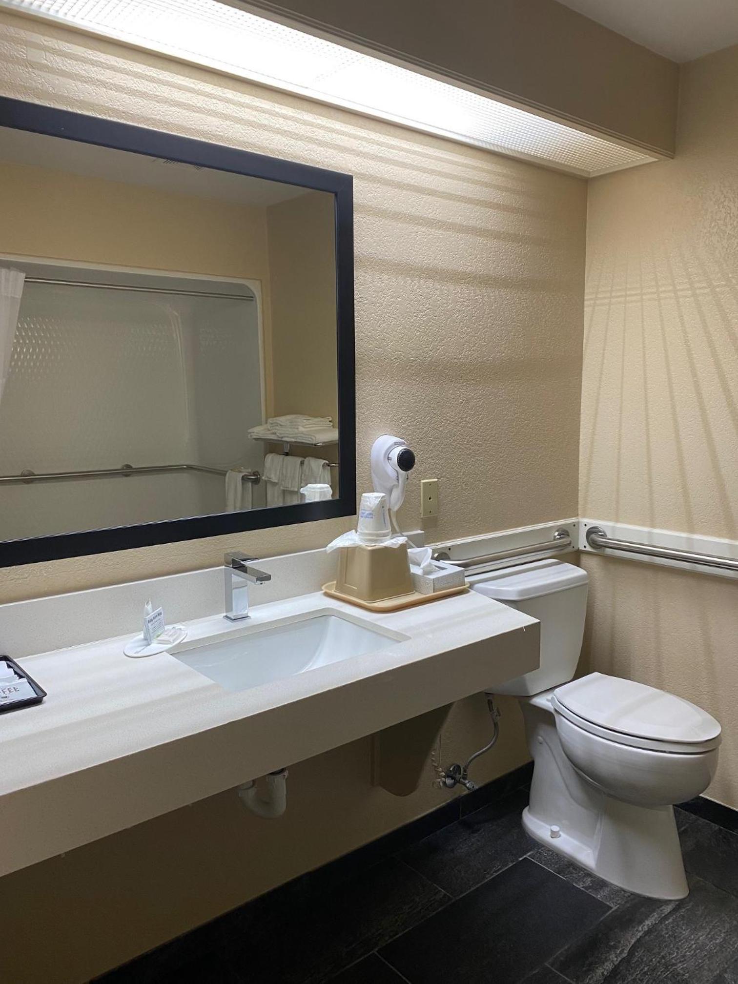Super 8 by Wyndham New Hampton photo 21