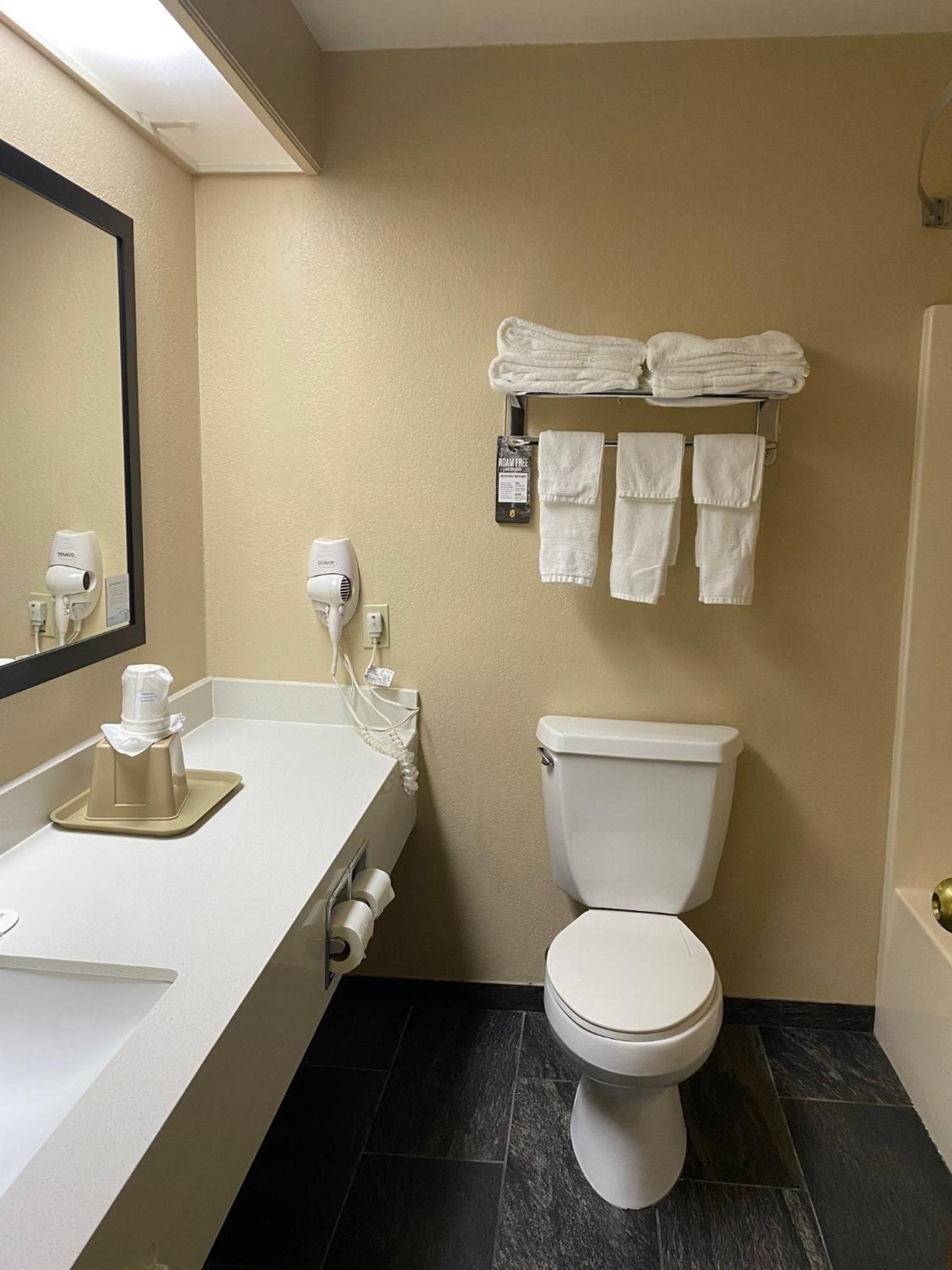 Super 8 by Wyndham New Hampton photo 17