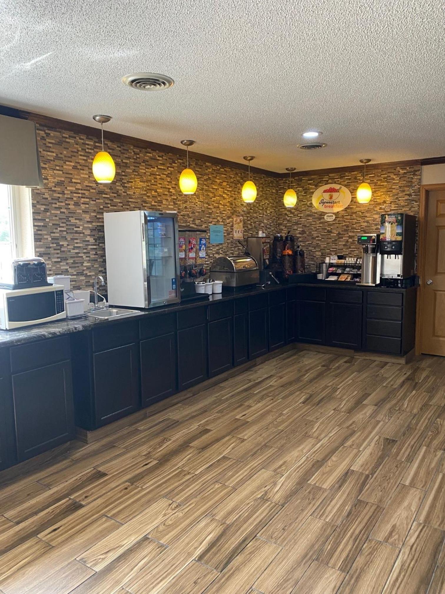Super 8 by Wyndham New Hampton photo 16