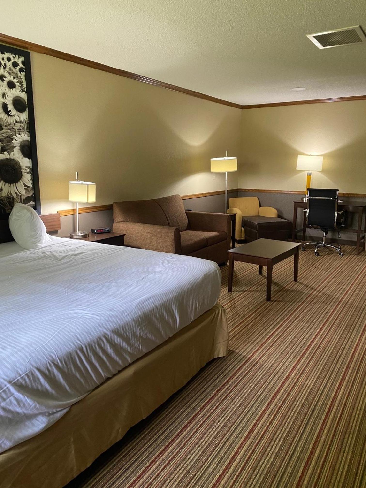Super 8 by Wyndham New Hampton photo 27