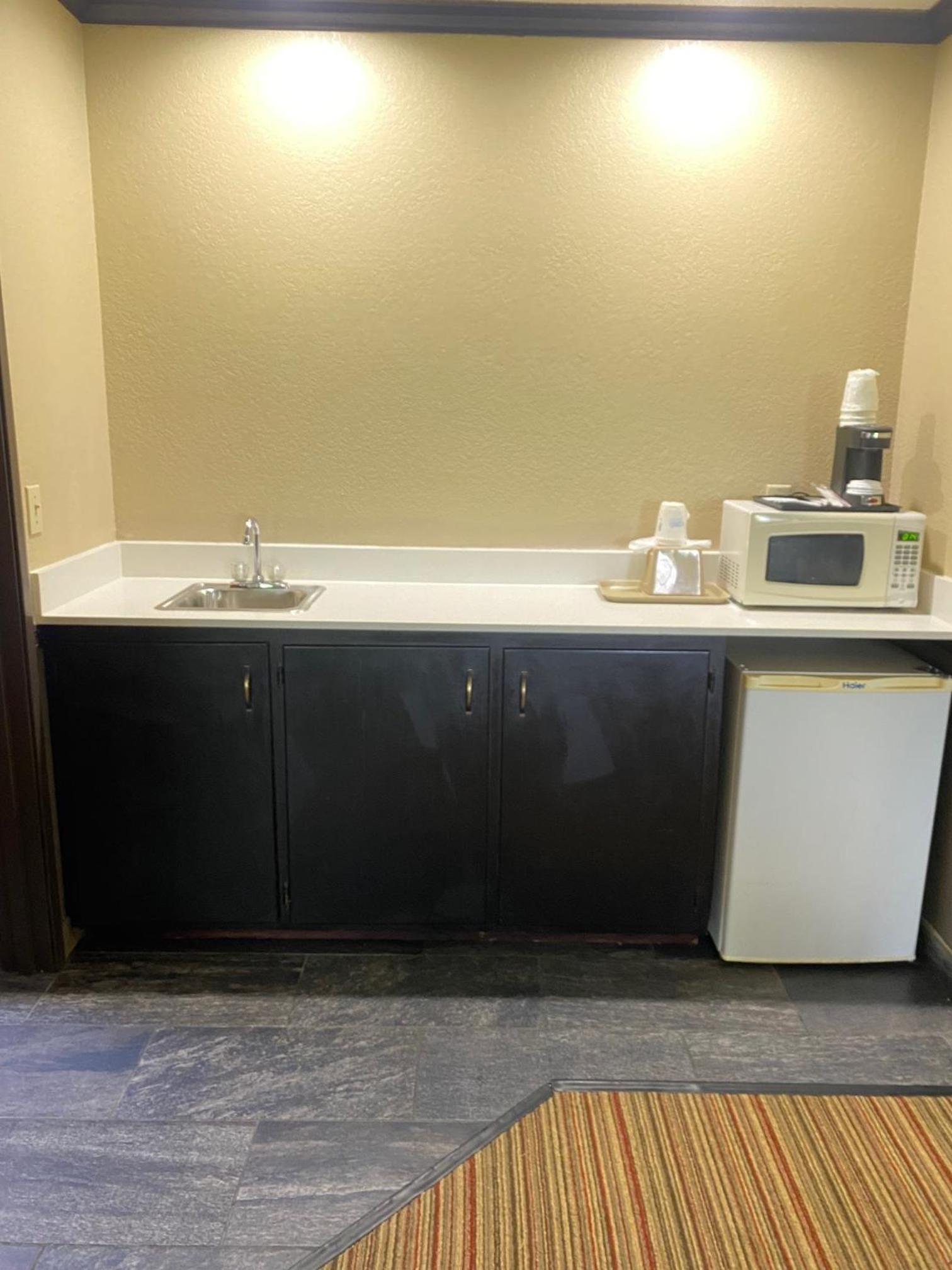 Super 8 by Wyndham New Hampton photo 26