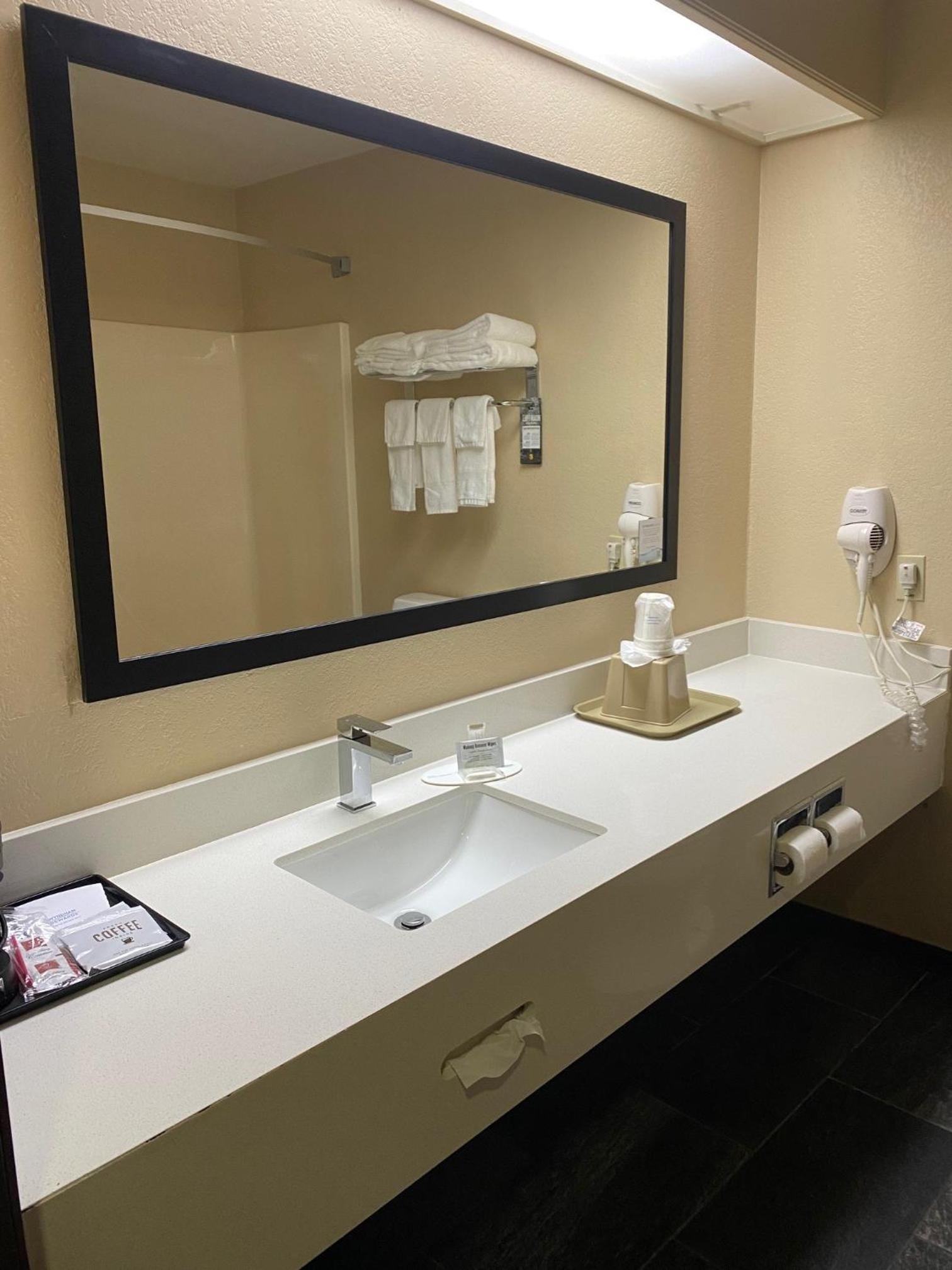 Super 8 by Wyndham New Hampton photo 25
