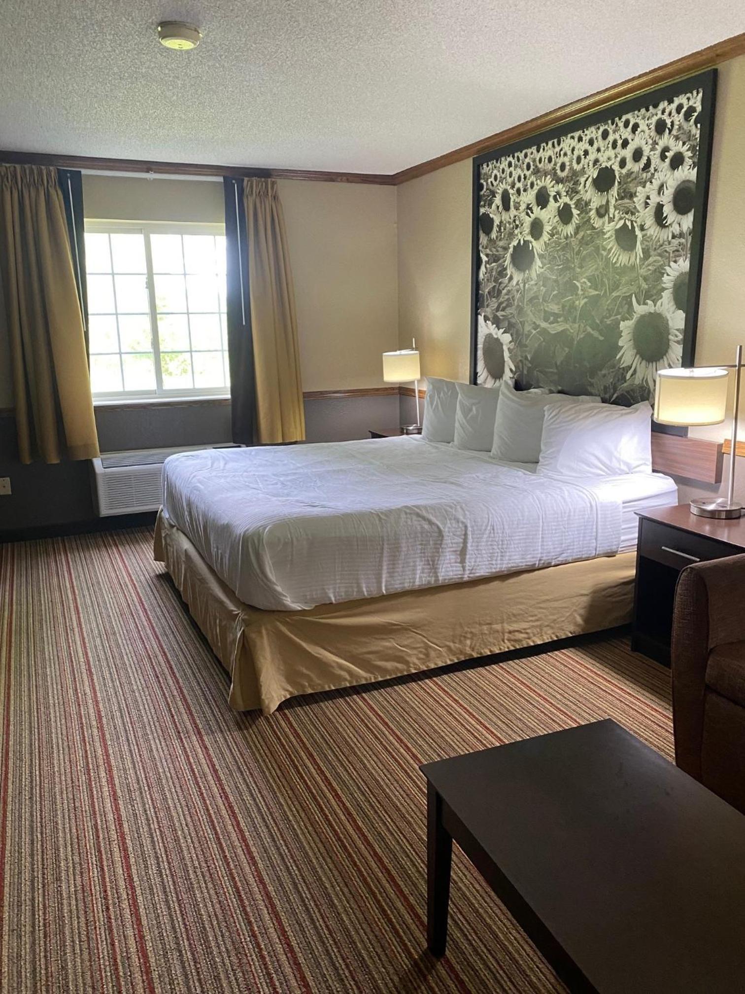 Super 8 by Wyndham New Hampton photo 24