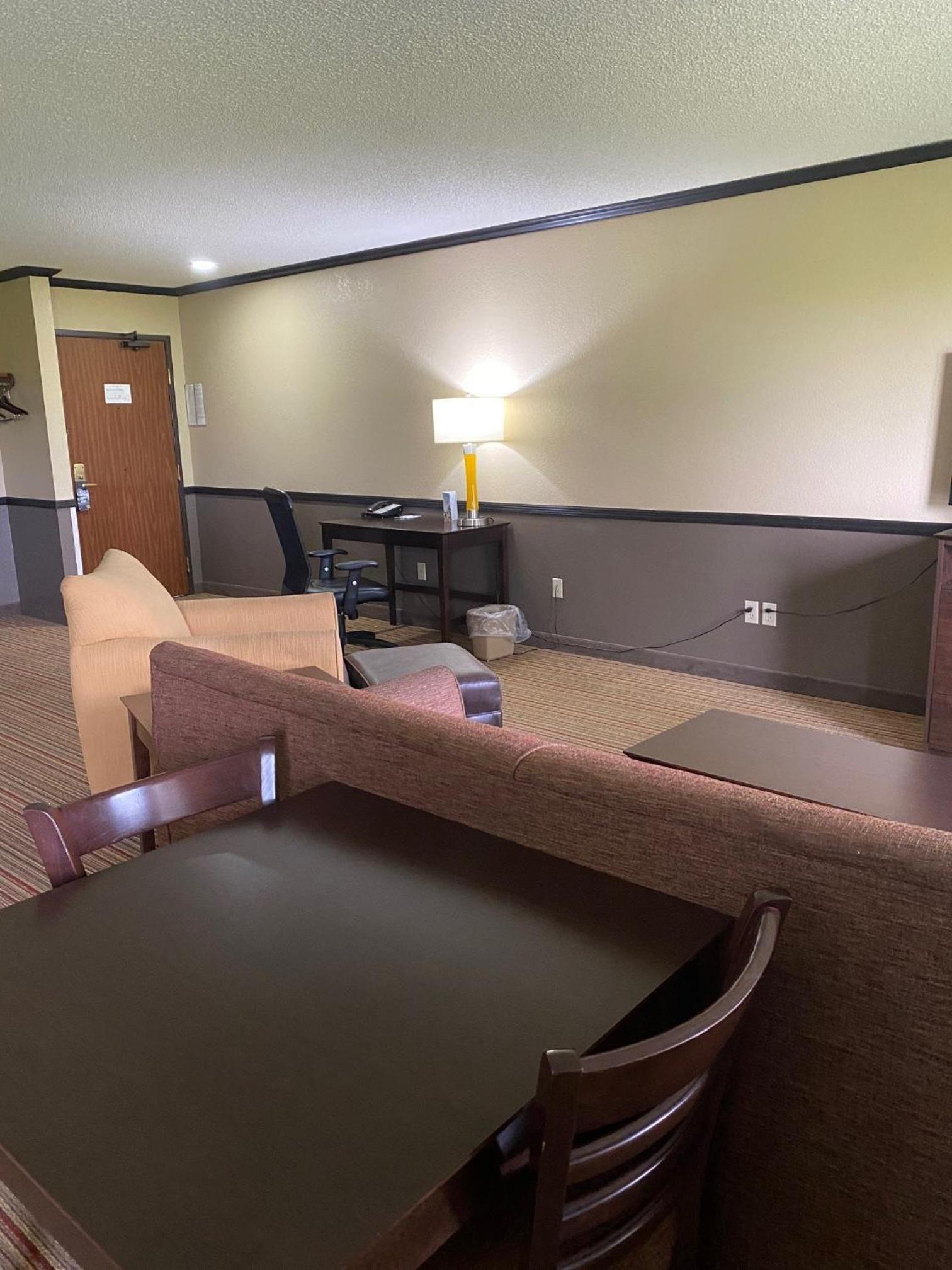 Super 8 by Wyndham New Hampton photo 29