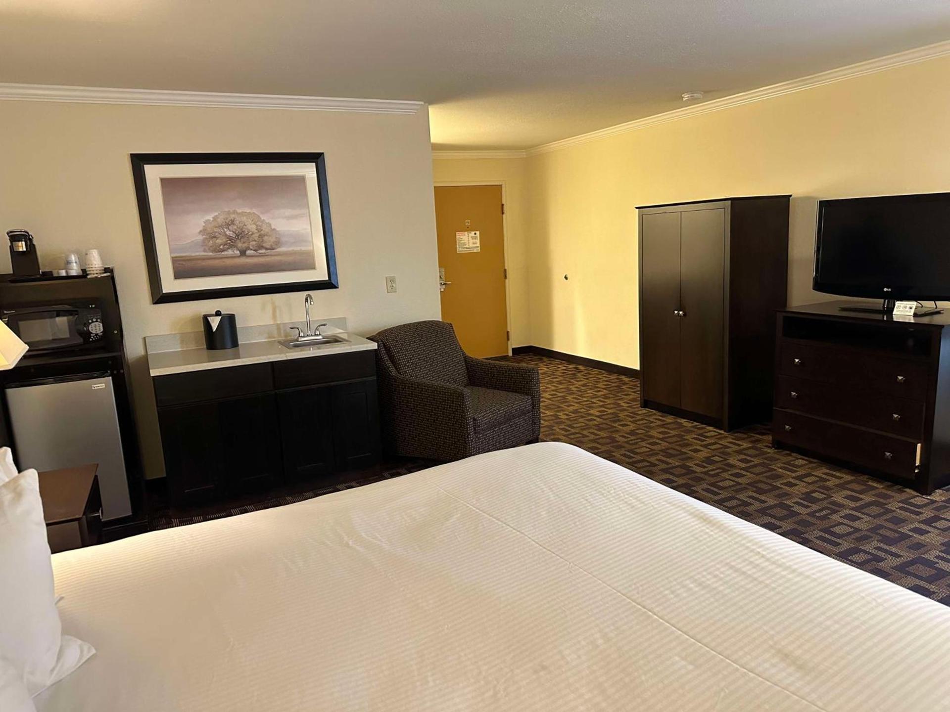 Best Western PLUS Inn of Hayward photo 29