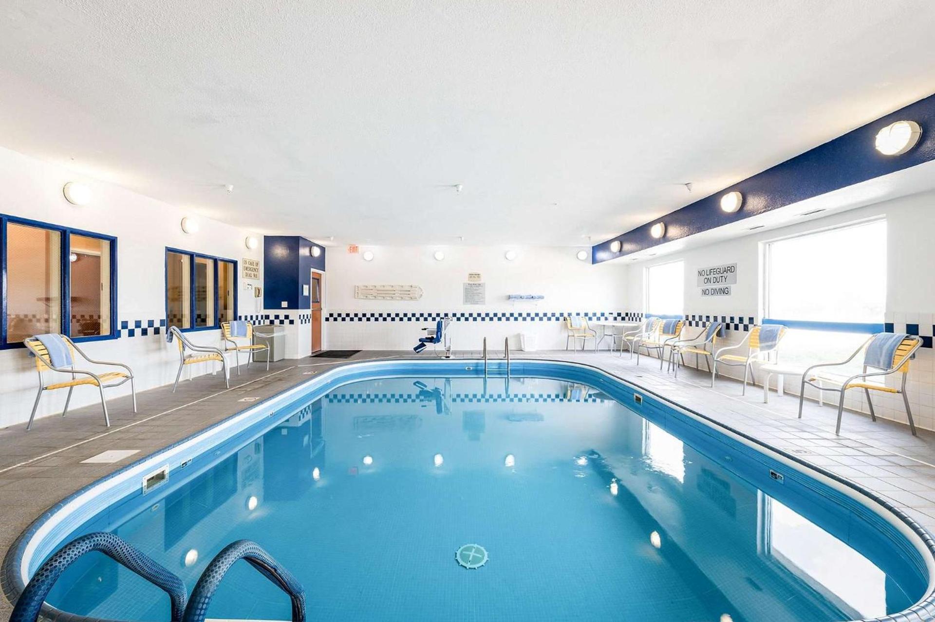AmericInn by Wyndham Minot photo 3