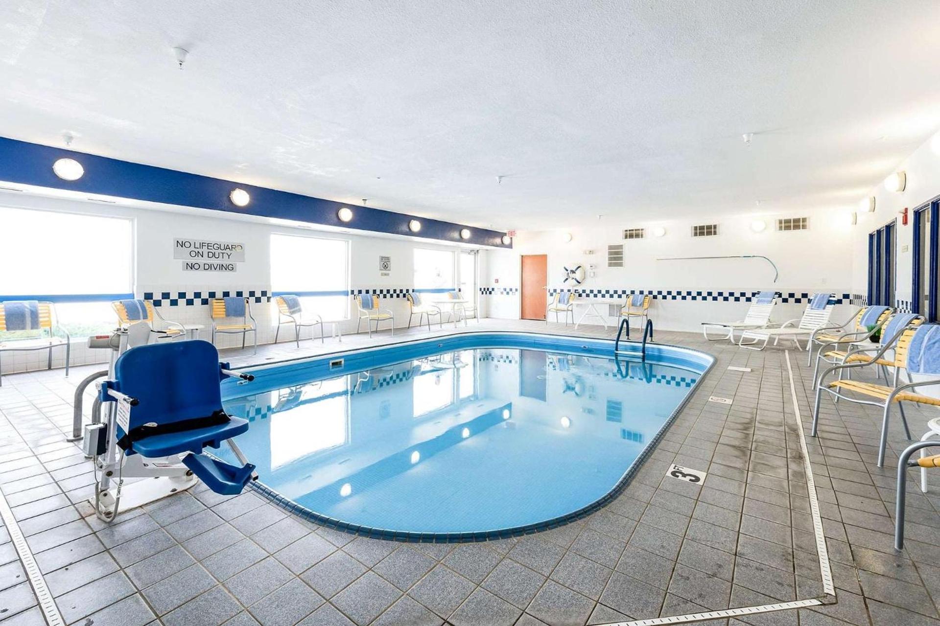 AmericInn by Wyndham Minot photo 4