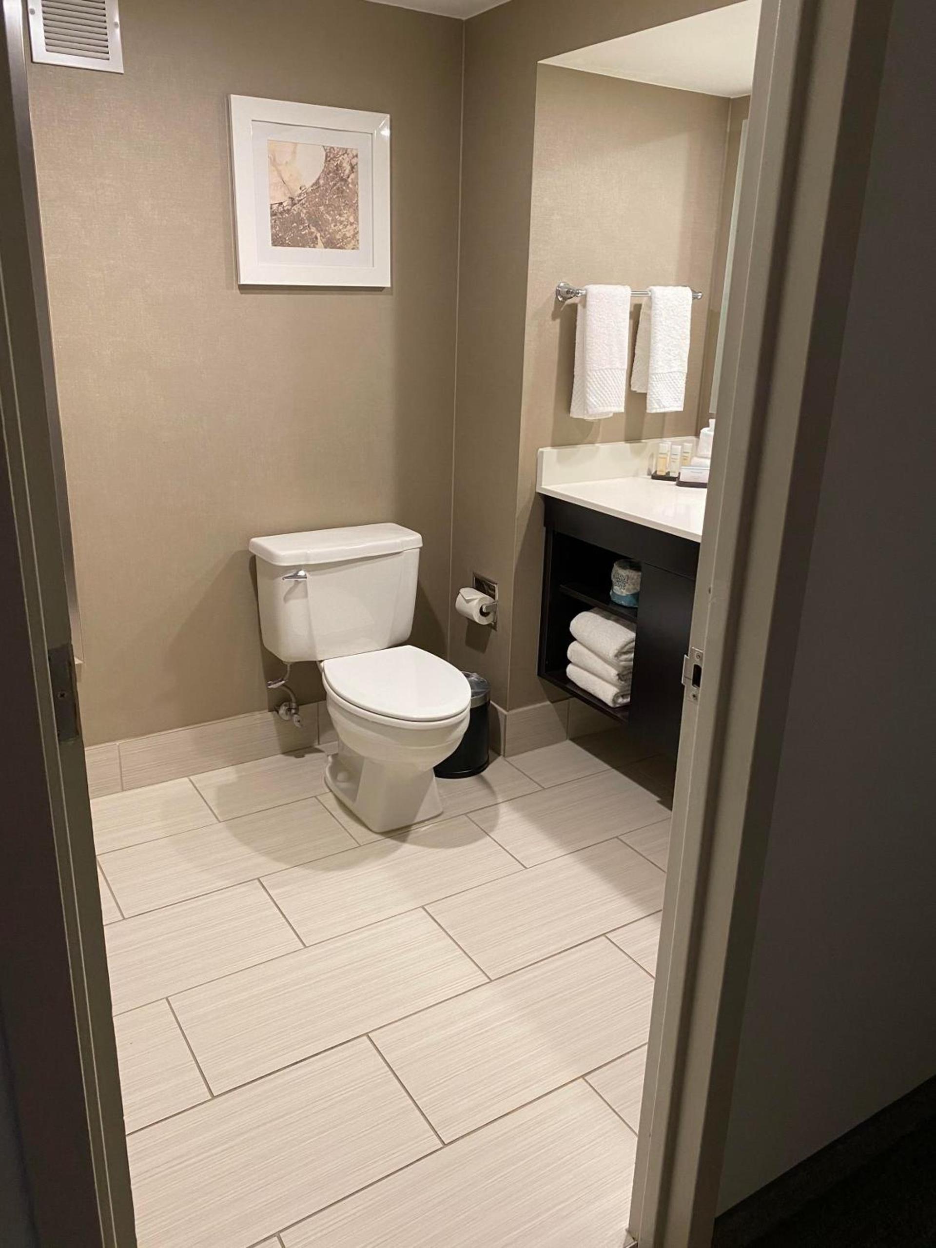 Embassy Suites by Hilton Milwaukee Brookfield photo 98