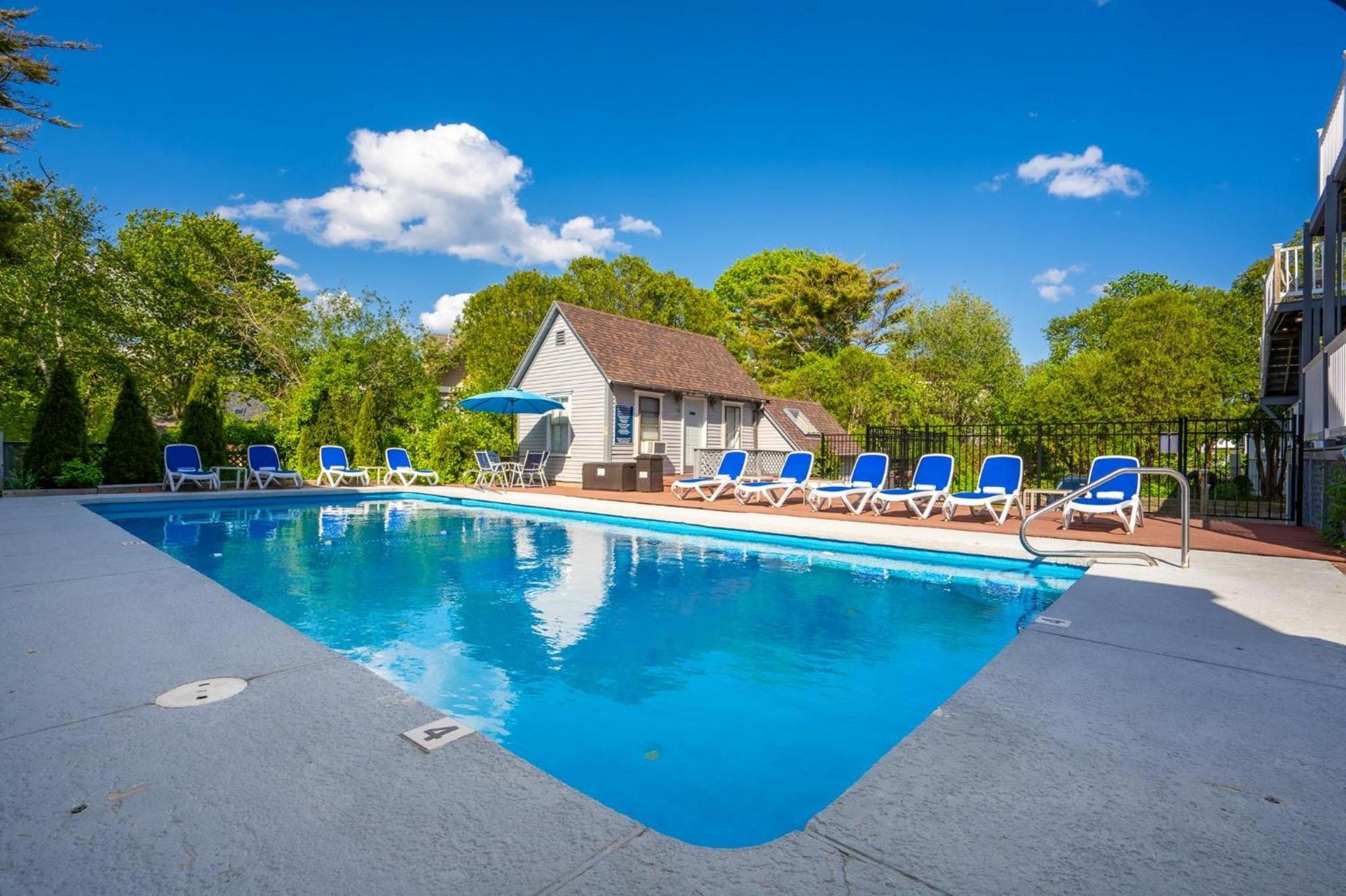 The Lighthouse Inn & Suites photo 2