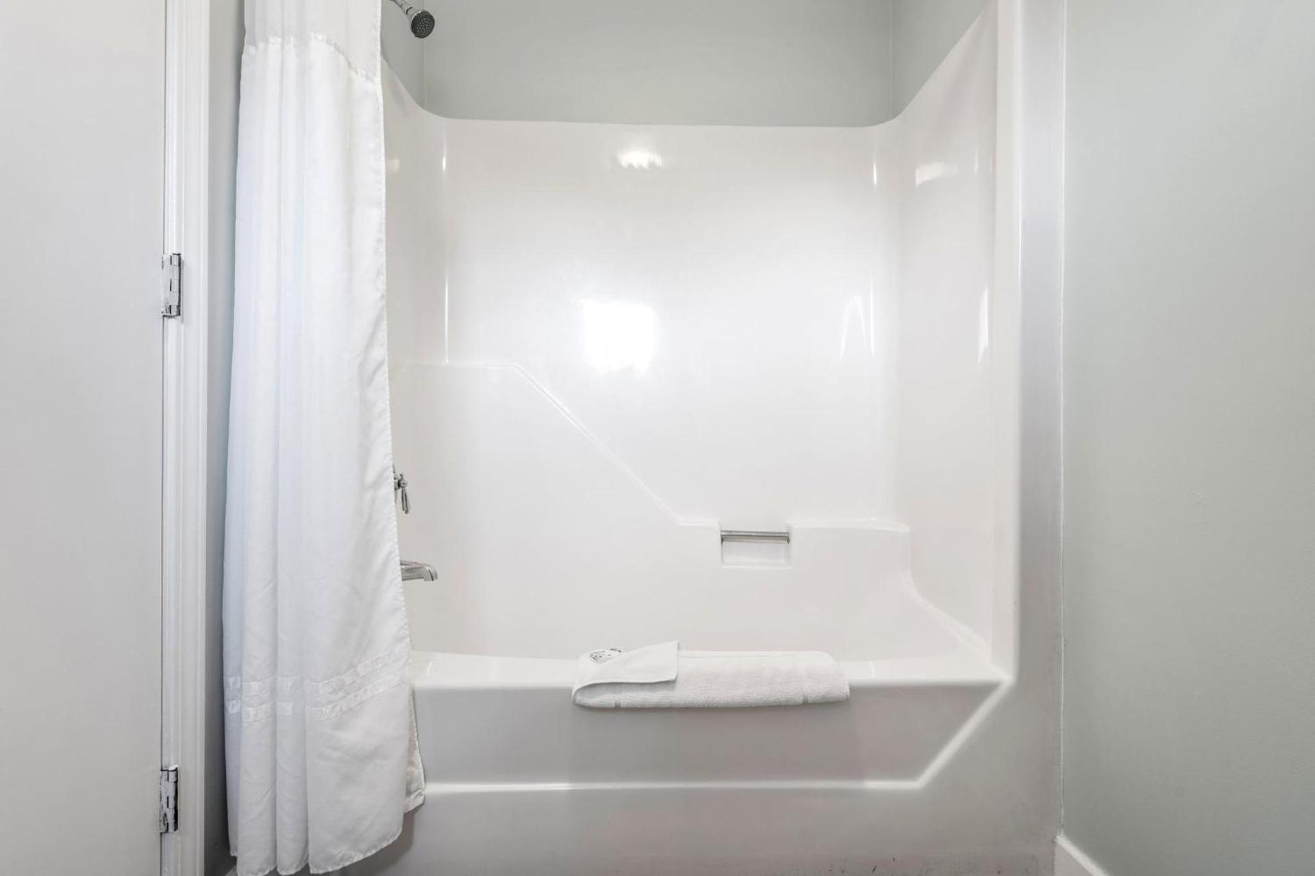The Lighthouse Inn & Suites photo 9